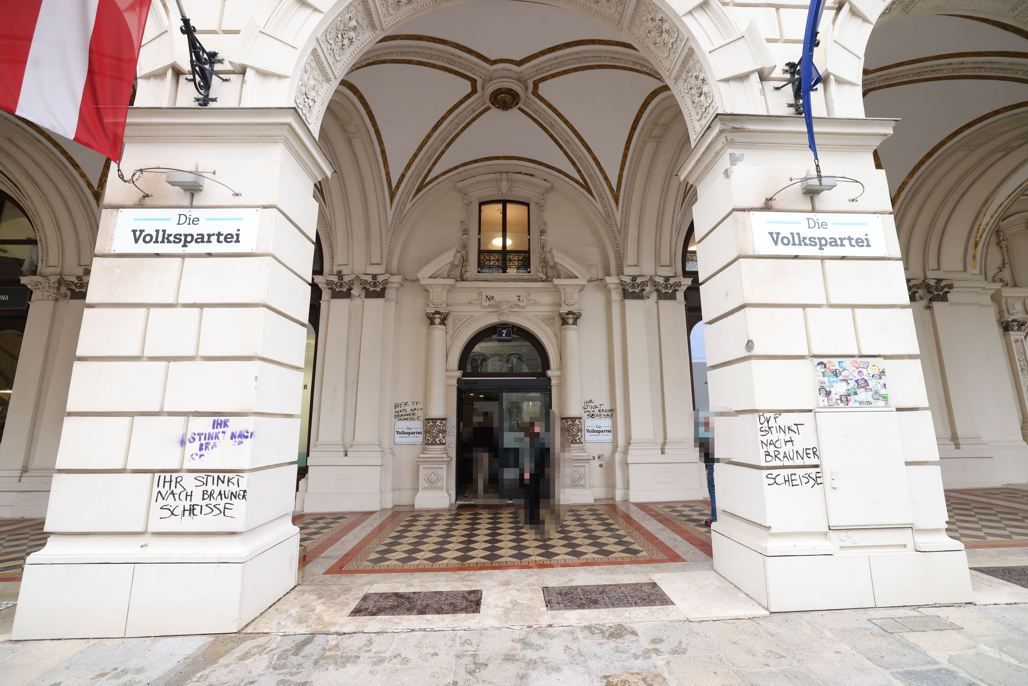 Die Fassade der ÖVP-Parteizentrale wurde während einer Pressekonferenz beschmiert.