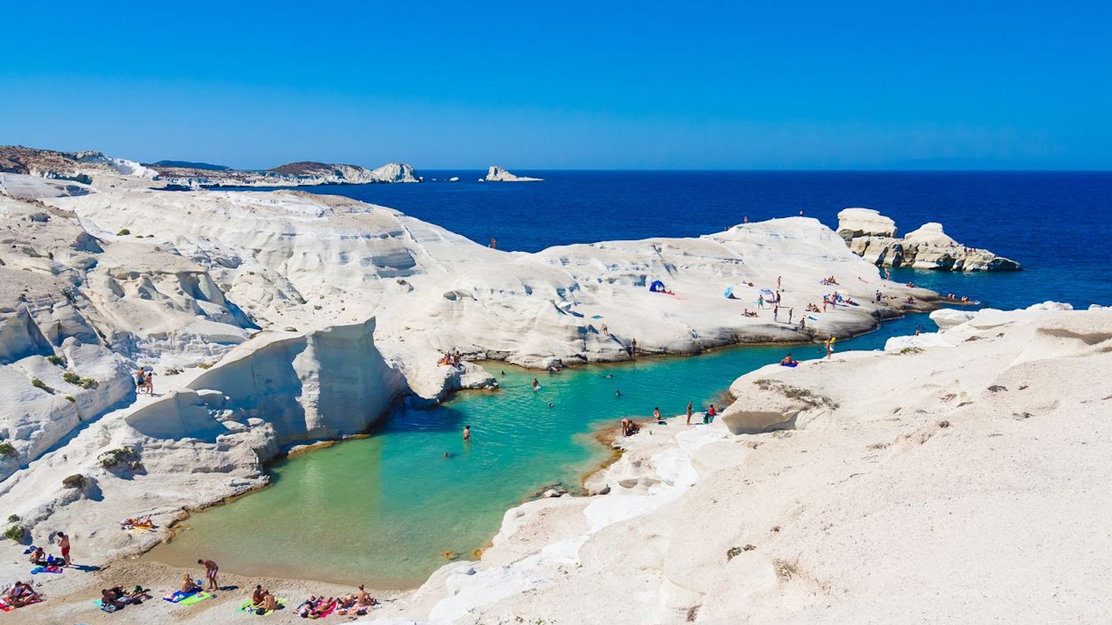 Dieser Strand ist eine surreale Vulkanlandschaft mit Alabasterklippen, Höhlen sowie Steinbögen und bietet einen beeindruckenden Kontrast aus weißen Felsen und blauem Meer.