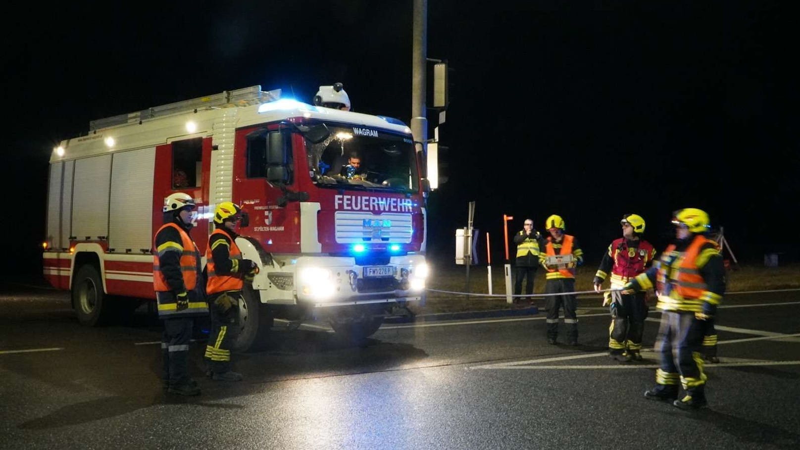 An einer ampelgeregelten Kreuzung verlor das Fahrzeug die Kontrolle, kam von der Fahrbahn ab und stürzte etwa 5 Meter tief in einen Straßengraben.