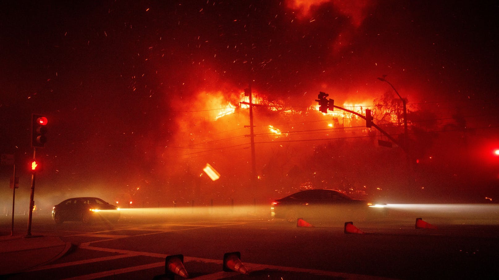 Zehntausende Menschen sind in Südkalifornien vor rasch um sich greifenden Flammen auf der Flucht.