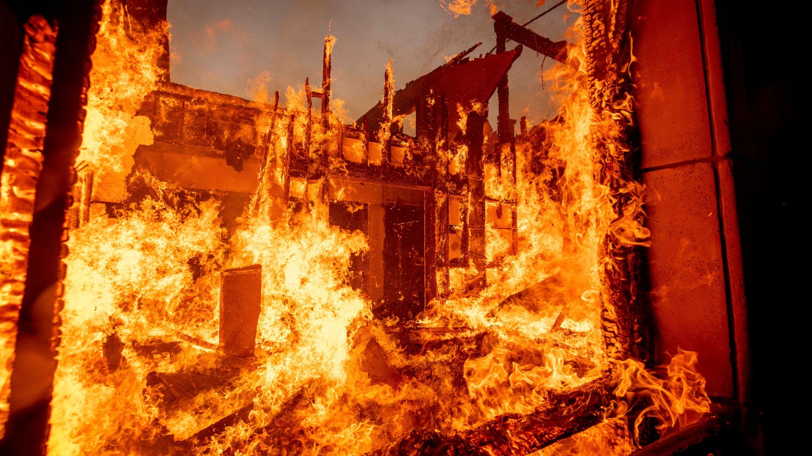 Zehntausende Menschen sind in Südkalifornien vor rasch um sich greifenden Flammen auf der Flucht.