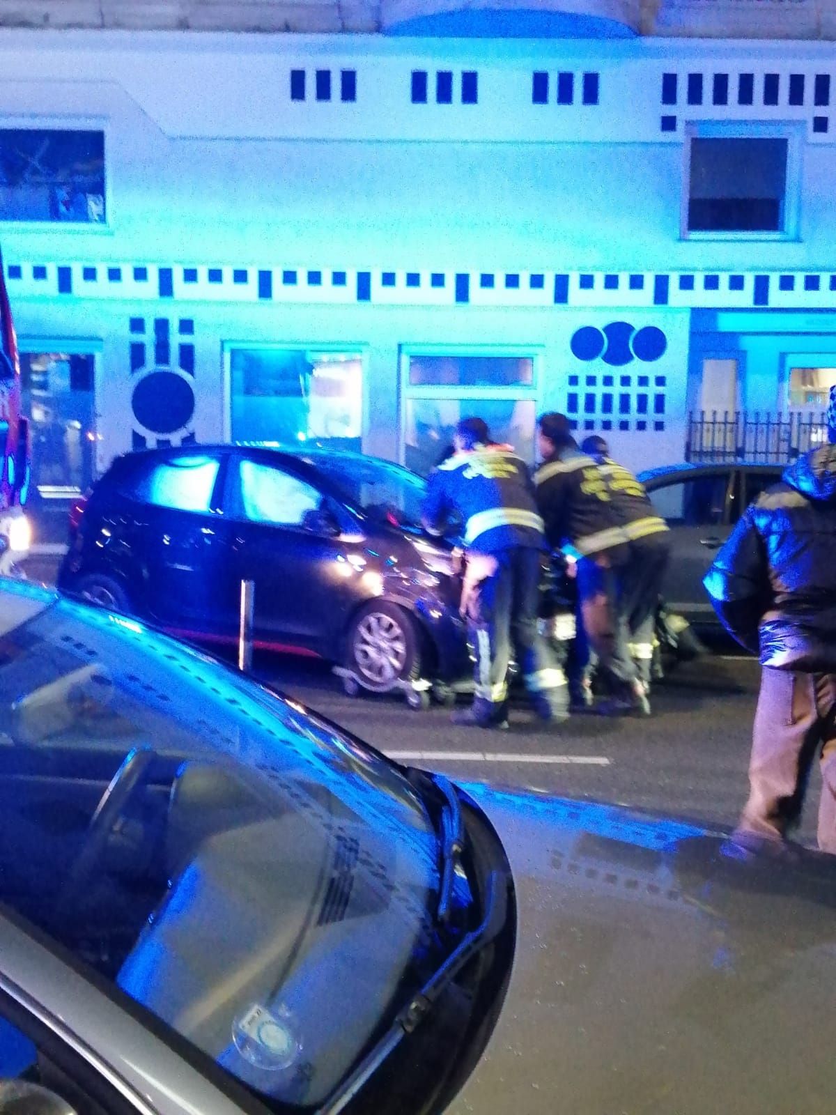Das Unfallauto wurde von der Wiener Berufsfeuerwehr von der Straße entfernt.
