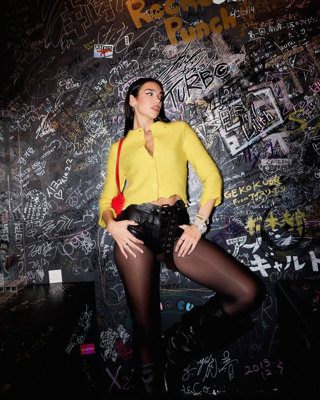 Kurz und knapp: Micro Shorts, wie hier bei Dua Lipa, bleiben.