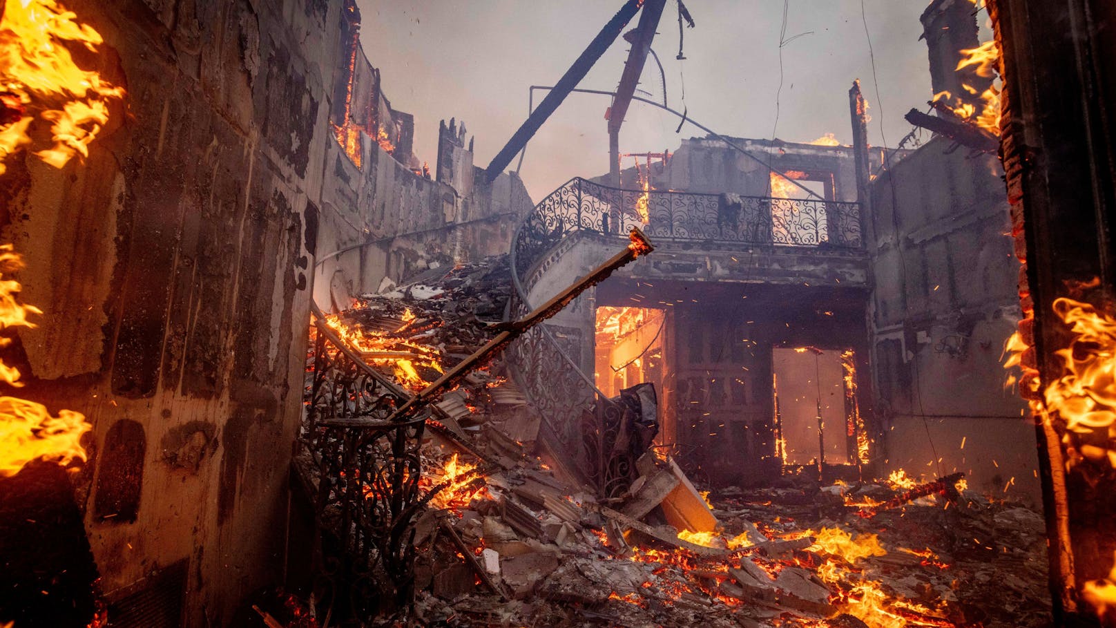 Zehntausende Menschen sind in Südkalifornien vor rasch um sich greifenden Flammen auf der Flucht.