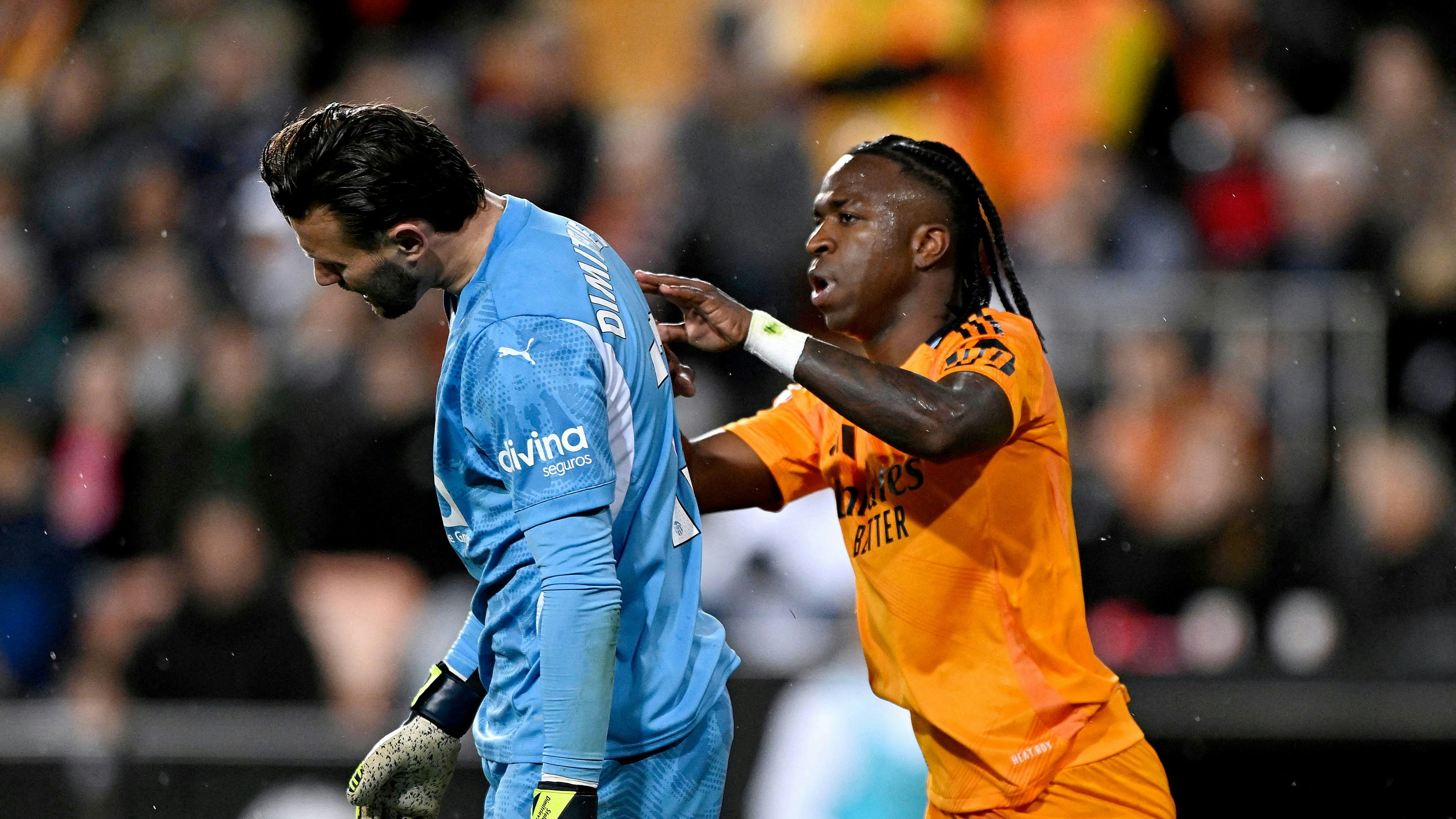 Vinicius Junior wurde für seine Tätlichkeit gegen Valencia-Goalie Stole Dimitrievski gesperrt.