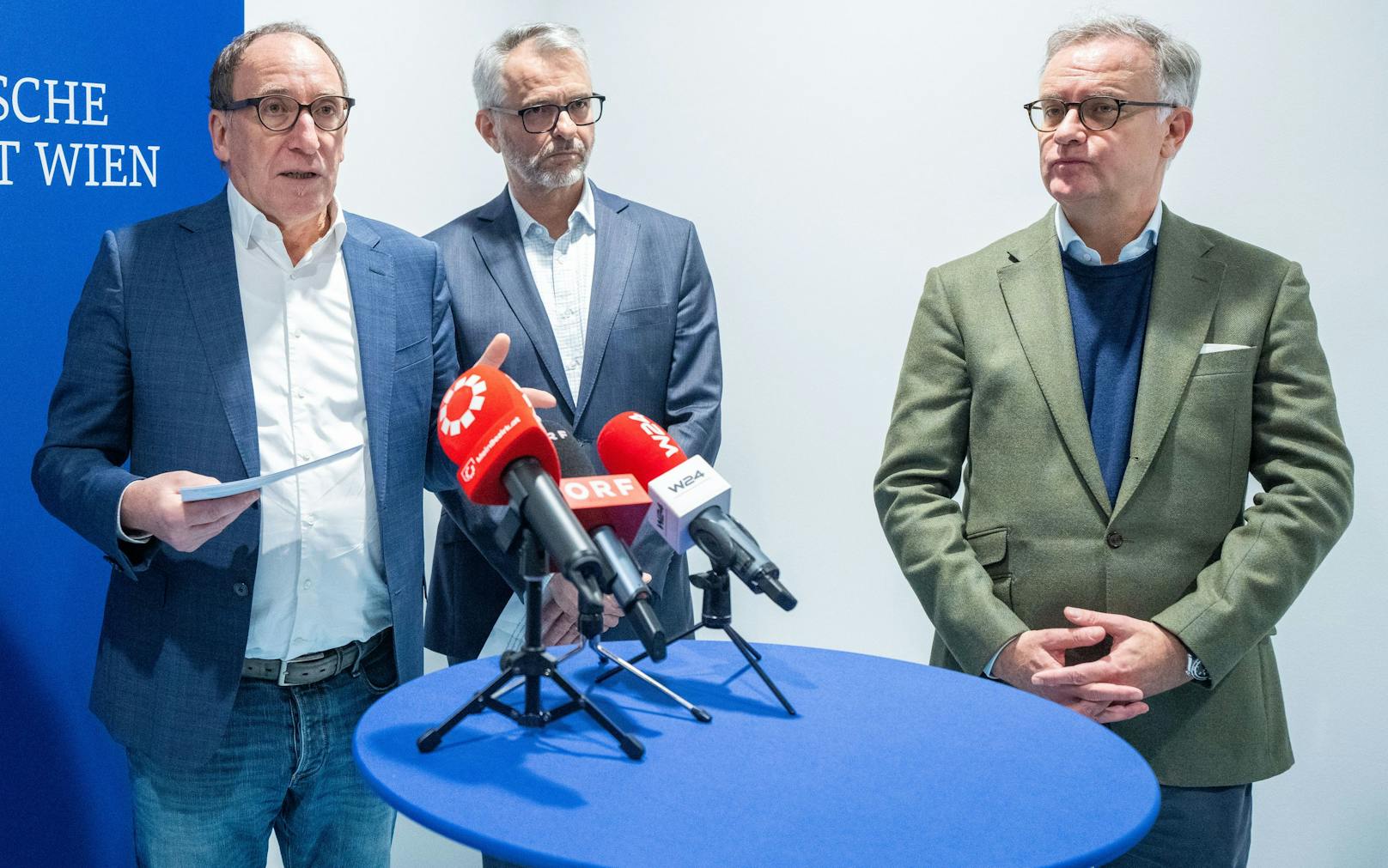  vlnr.: Gesundheitsminister Johannes Rauch, Nikolaus Klupp (Zentrum für Gerichtsmedizin und Untersuchungsstelle für Gewaltbetroffene der MedUni Wien) und Rektor Markus Müller (MedUni Wien) erläuterten Zahlen und Fakten zur neuen Untersuchungsstelle.