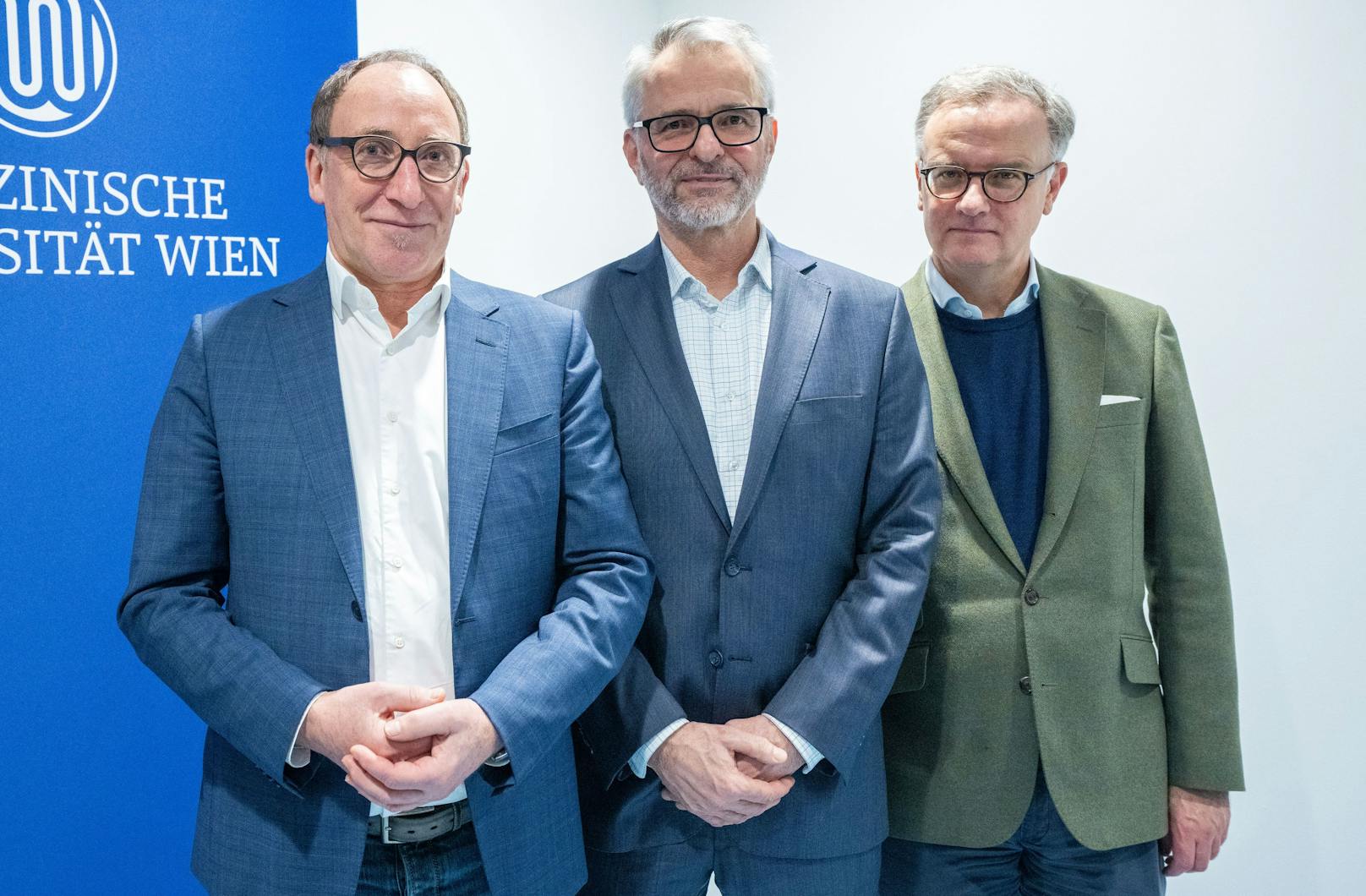 vlnr.: Gesundheitsminister Johannes Rauch, Nikolaus Klupp (Zentrum für Gerichtsmedizin und Untersuchungsstelle für Gewaltbetroffene der MedUni Wien) und Rektor Markus Müller (MedUni Wien) bei der Eröffnung der neuen Untersuchungsstelle für Gewaltopfer