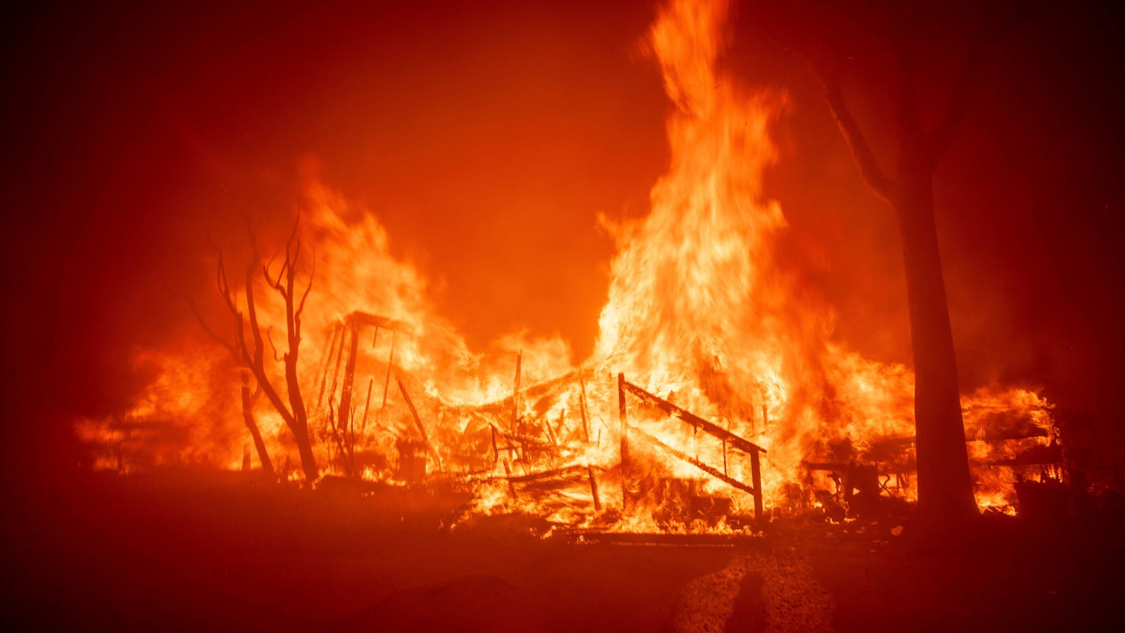 Zehntausende Menschen sind in Südkalifornien vor rasch um sich greifenden Flammen auf der Flucht.