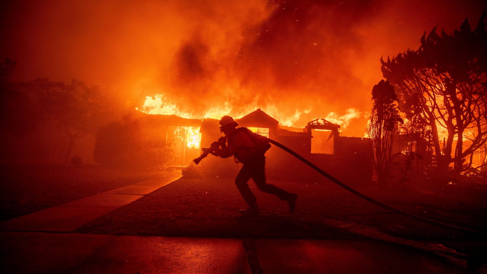 Mega-Waldbrand, doch Feuerwehr kann nichts tun