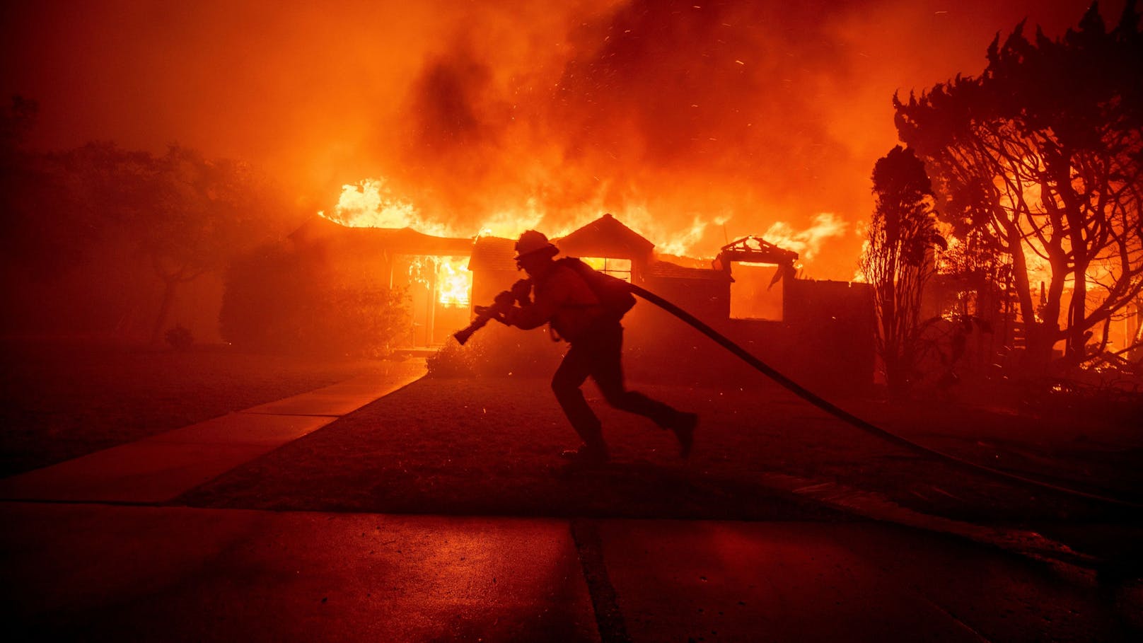 Zehntausende Menschen sind in Südkalifornien vor rasch um sich greifenden Flammen auf der Flucht.