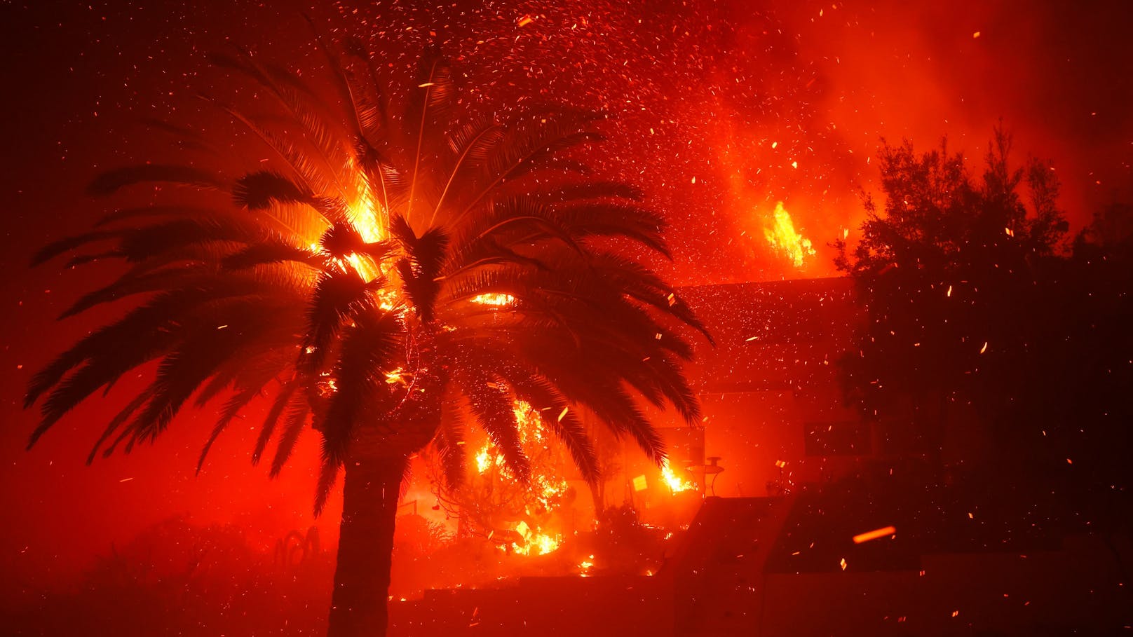 Zehntausende Menschen sind in Südkalifornien vor rasch um sich greifenden Flammen auf der Flucht.