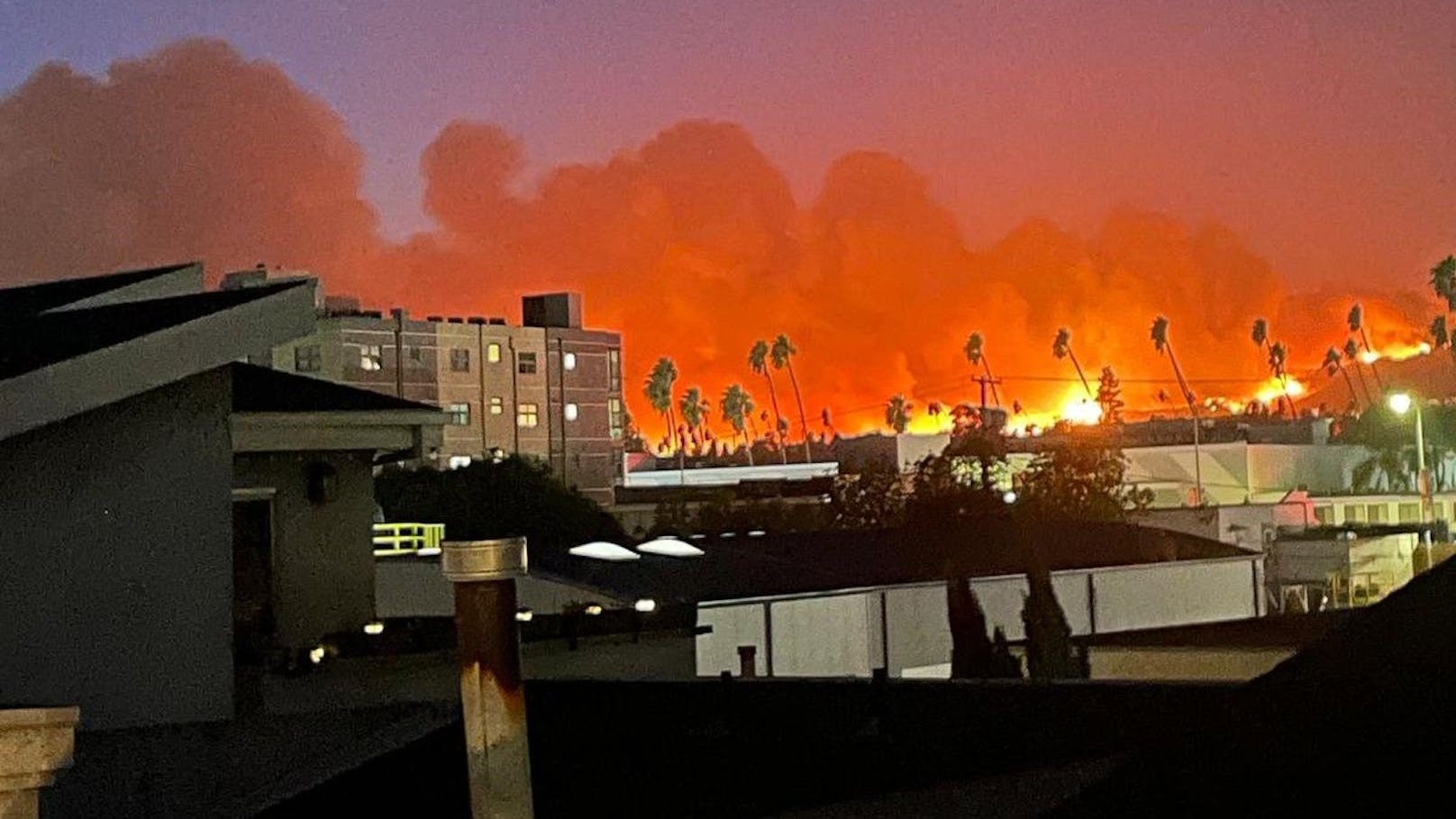 Flammen-Inferno in Santa Monica, rund 52.000 Menschen müssen in Sicherheit gebracht werden.