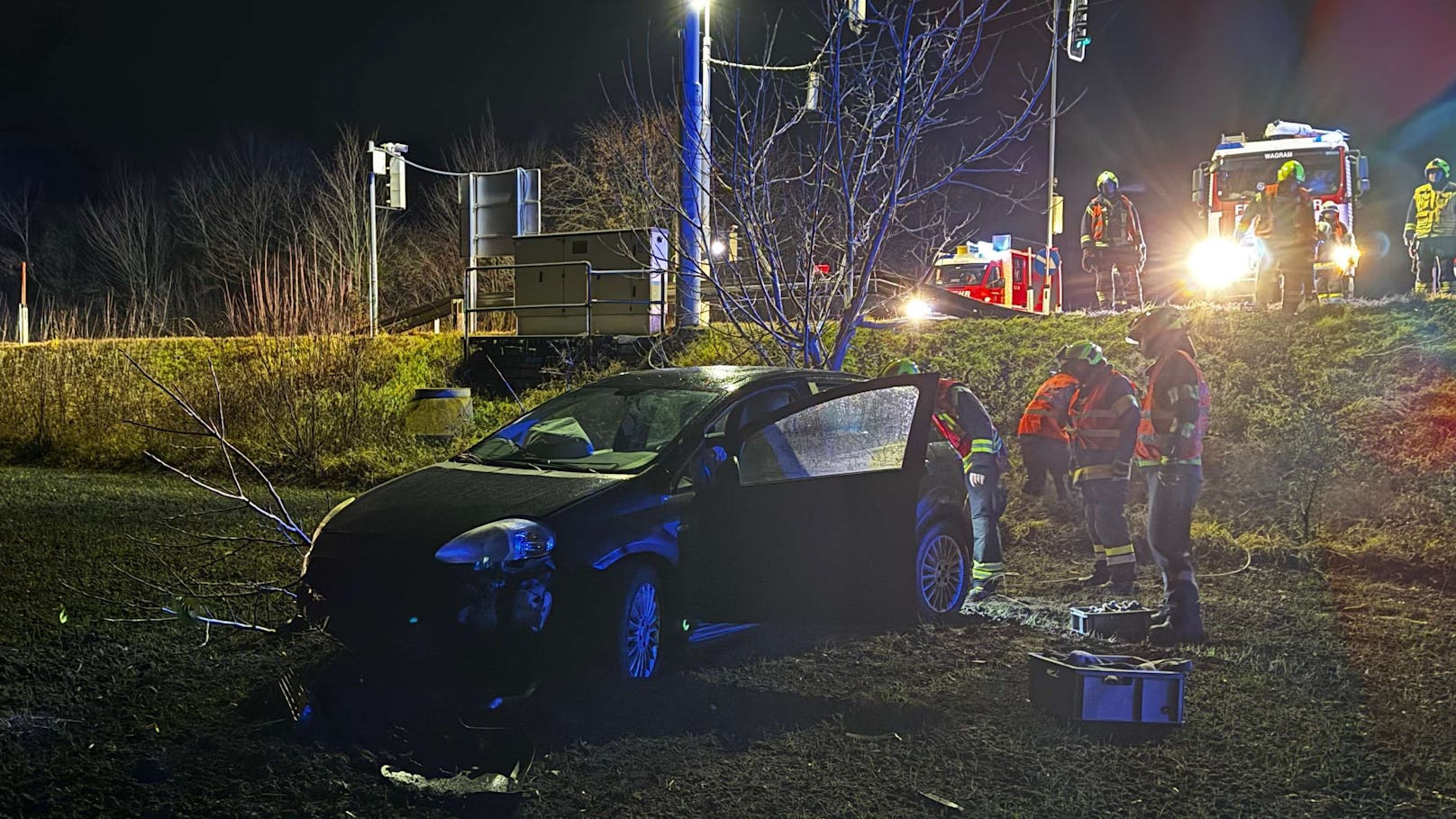 Die Feuerwehr St. Pölten Wagram wurde zur Bergung des Fahrzeugs alarmiert.