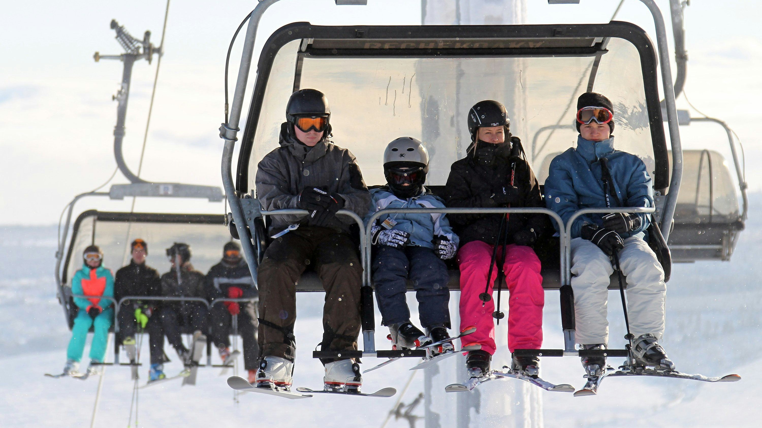 Download von www.picturedesk.com am 08.01.2025 (10:52).  A family sits in a ski lift during the opening of the ski season on Fichtelberg in Oberwiesenthal, Germany, 4 December 2010. The season opens at 60 cm of snow. Photo: Jan Woitas - 20101204_PD4369 - Rechteinfo: Rights Managed (RM)