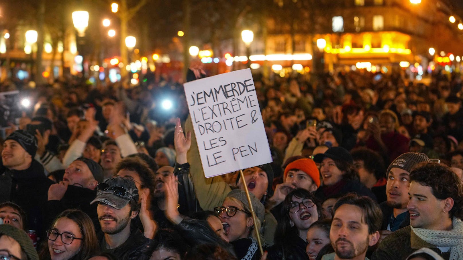 Dieses Schild hat keine freundlichen Worte für Le Pen und seine Gesinnungsgenossen übrig.