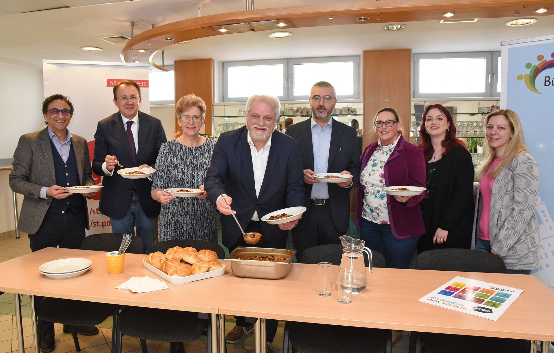 Bürgermeister Matthias Stadler (li.) mit der Plattform Interreligiöser Dialog