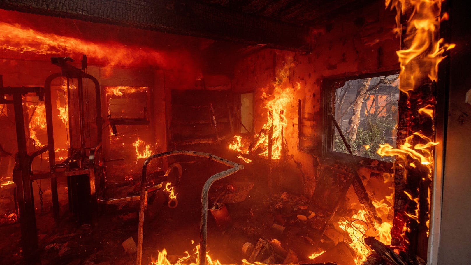 Zehntausende Menschen sind in Südkalifornien vor rasch um sich greifenden Flammen auf der Flucht.