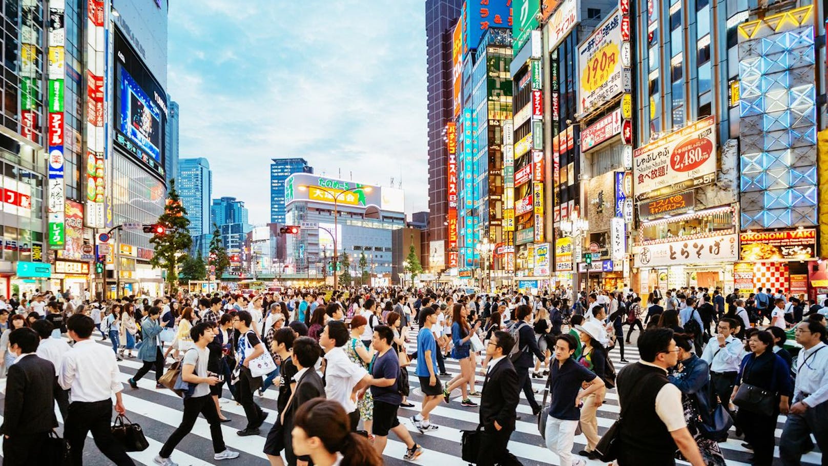 1. Tokio, Japan: Ein Besucher der berühmten Shibuya-Kreuzung hinterließ eine Zwei-Sterne-Bewertung und beklagte sich, dass dort "zu viele Leute" seien.