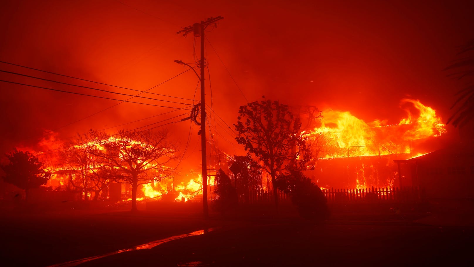 Zehntausende Menschen sind in Südkalifornien vor rasch um sich greifenden Flammen auf der Flucht.