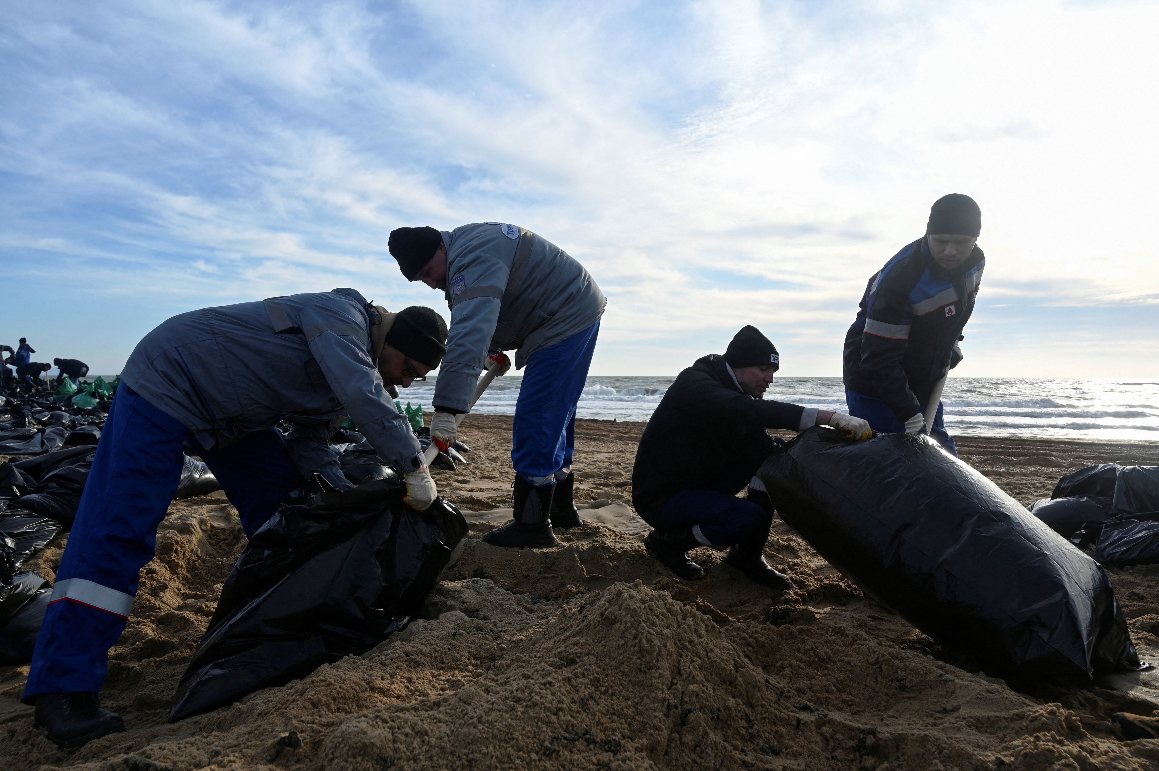 Die Arbeiter kämpfen mit den Folgen des Unglücks.