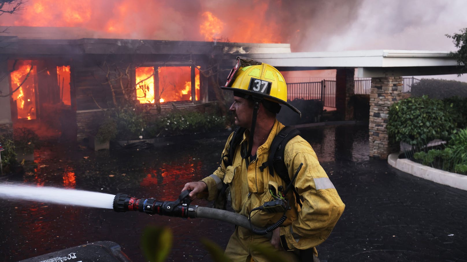 Zehntausende Menschen sind in Südkalifornien vor rasch um sich greifenden Flammen auf der Flucht.