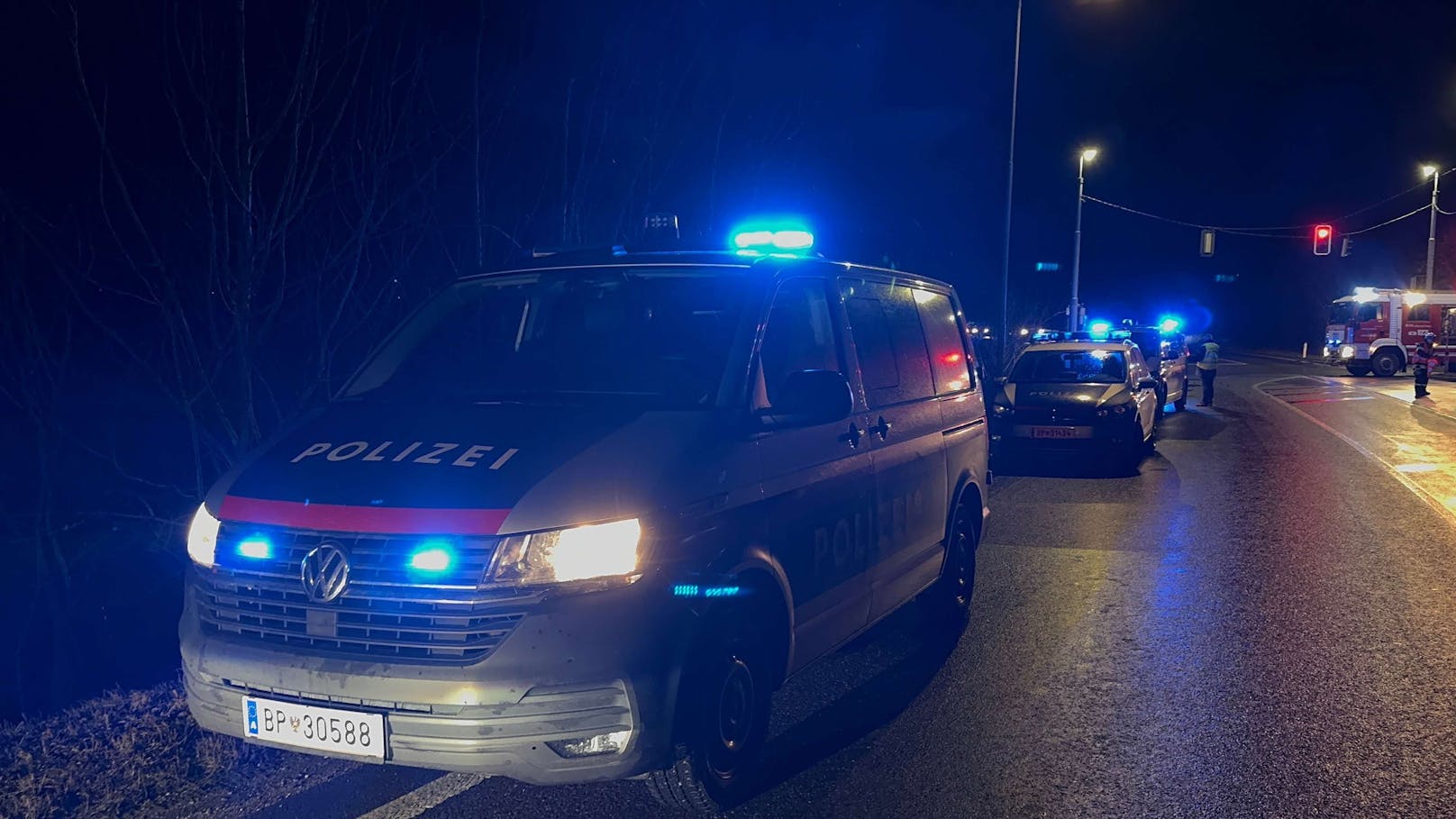 Am Dienstag gegen 21:00 Uhr entzog sich ein Pkw-Lenker offenbar einer Verkehrskontrolle und flüchtete vor der Polizei.