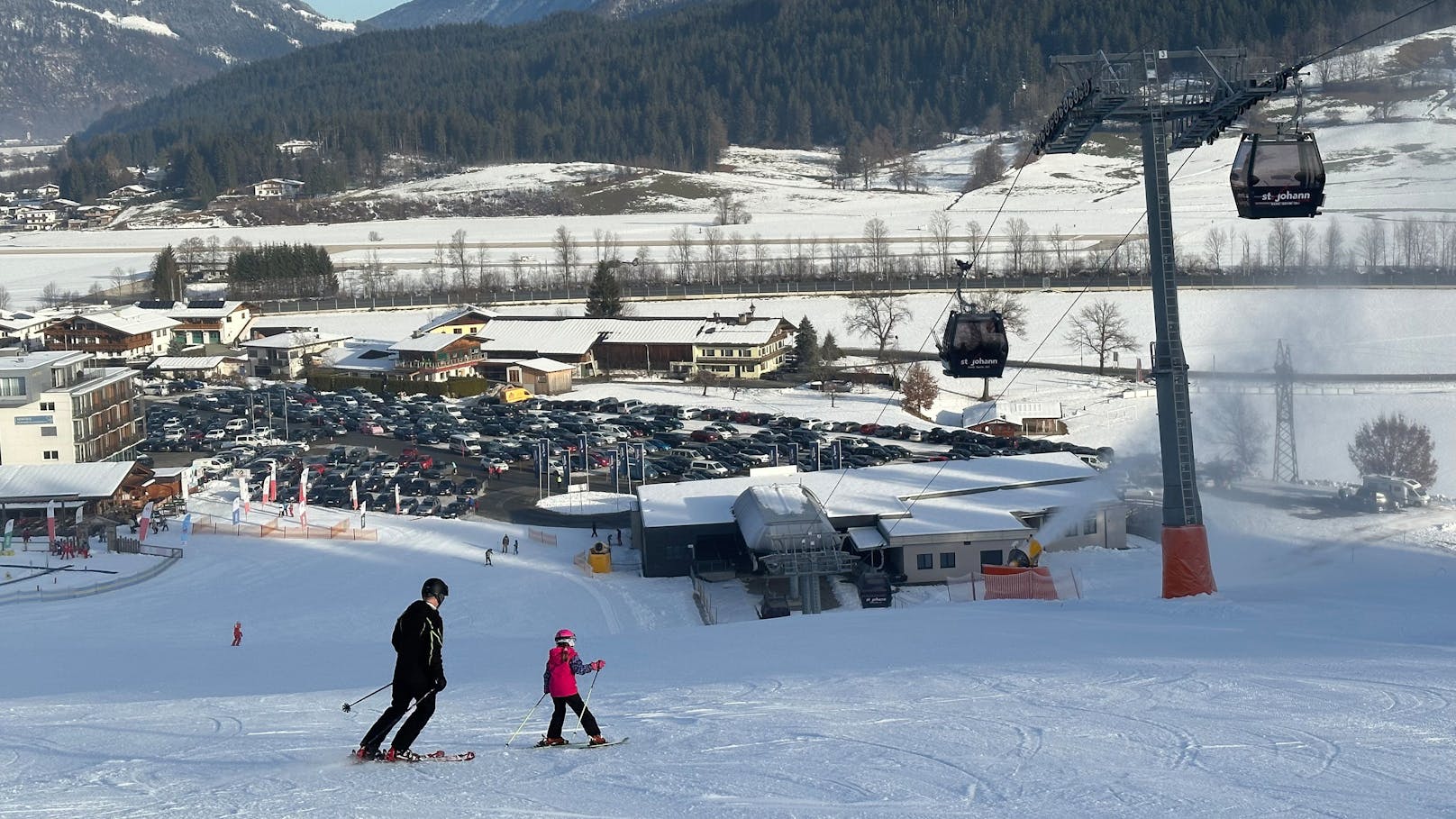 Skifahrer (11) kracht in Talstation – schwer verletzt