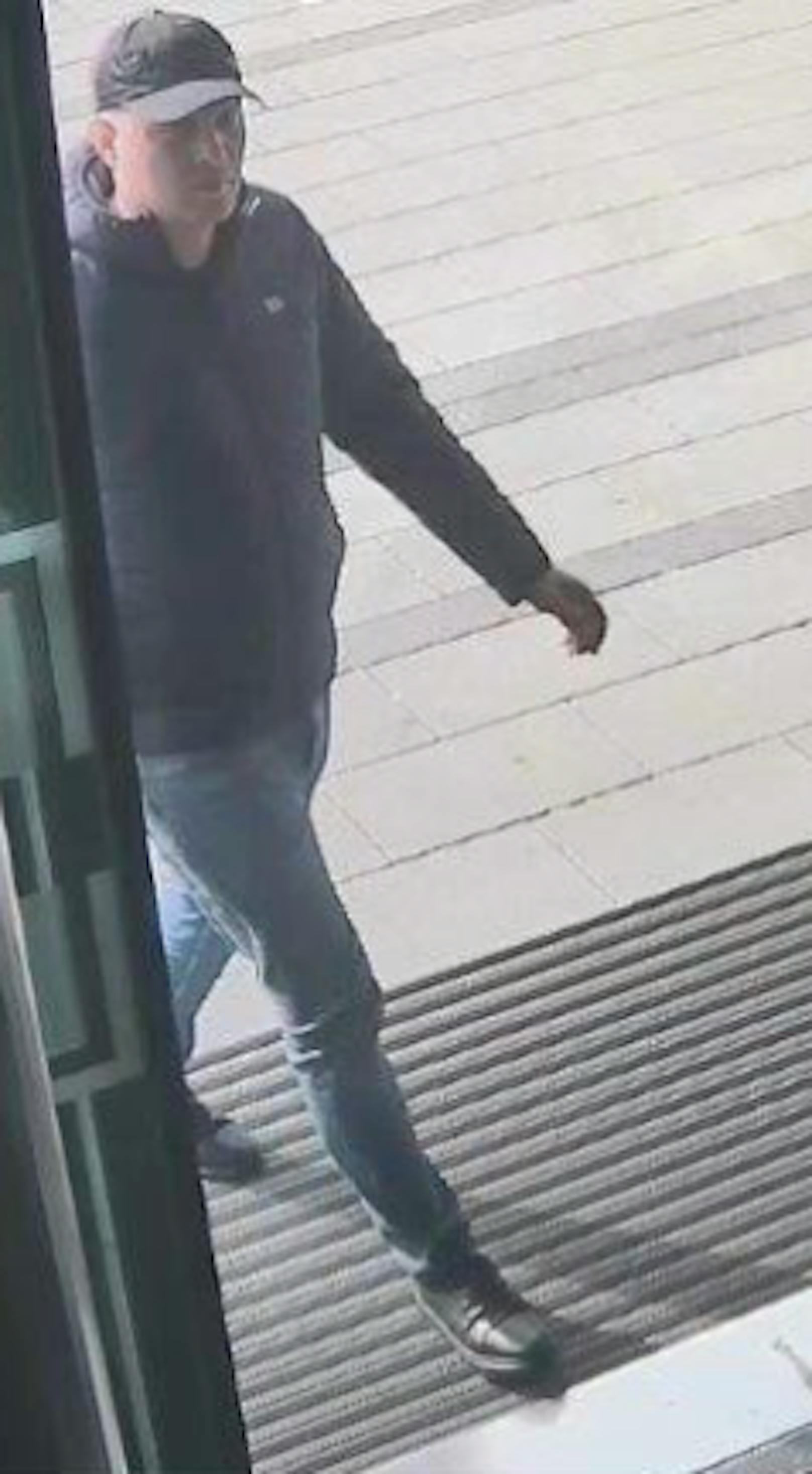 Die Polizei sucht nach diesem Mann. Er soll einer Frau in einem Geschäft in Neunkirchen die Geldbörse gestohlen haben. 