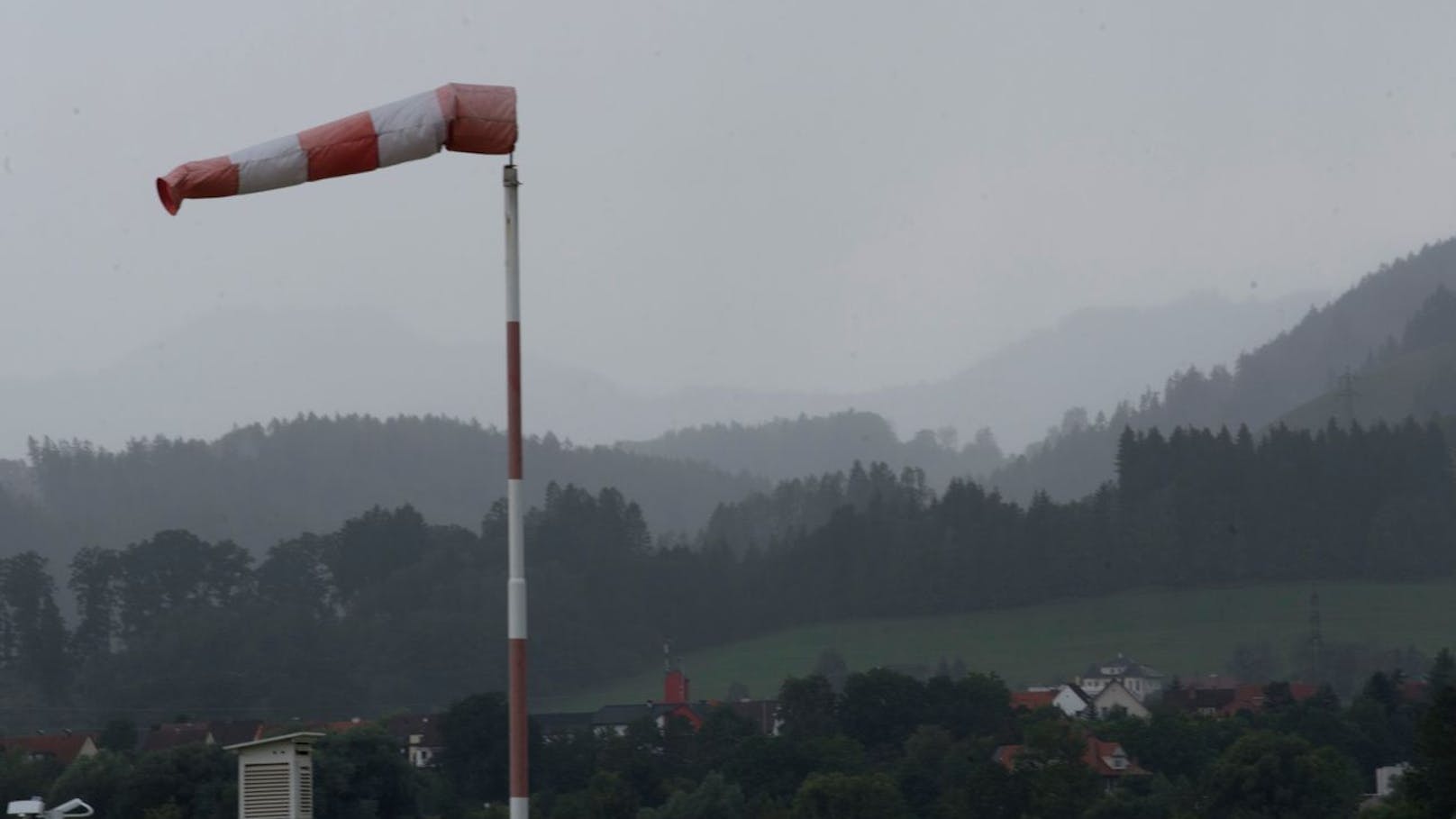 Bis zu 100 km/h! Heftiger Sturm steuert auf Wien zu