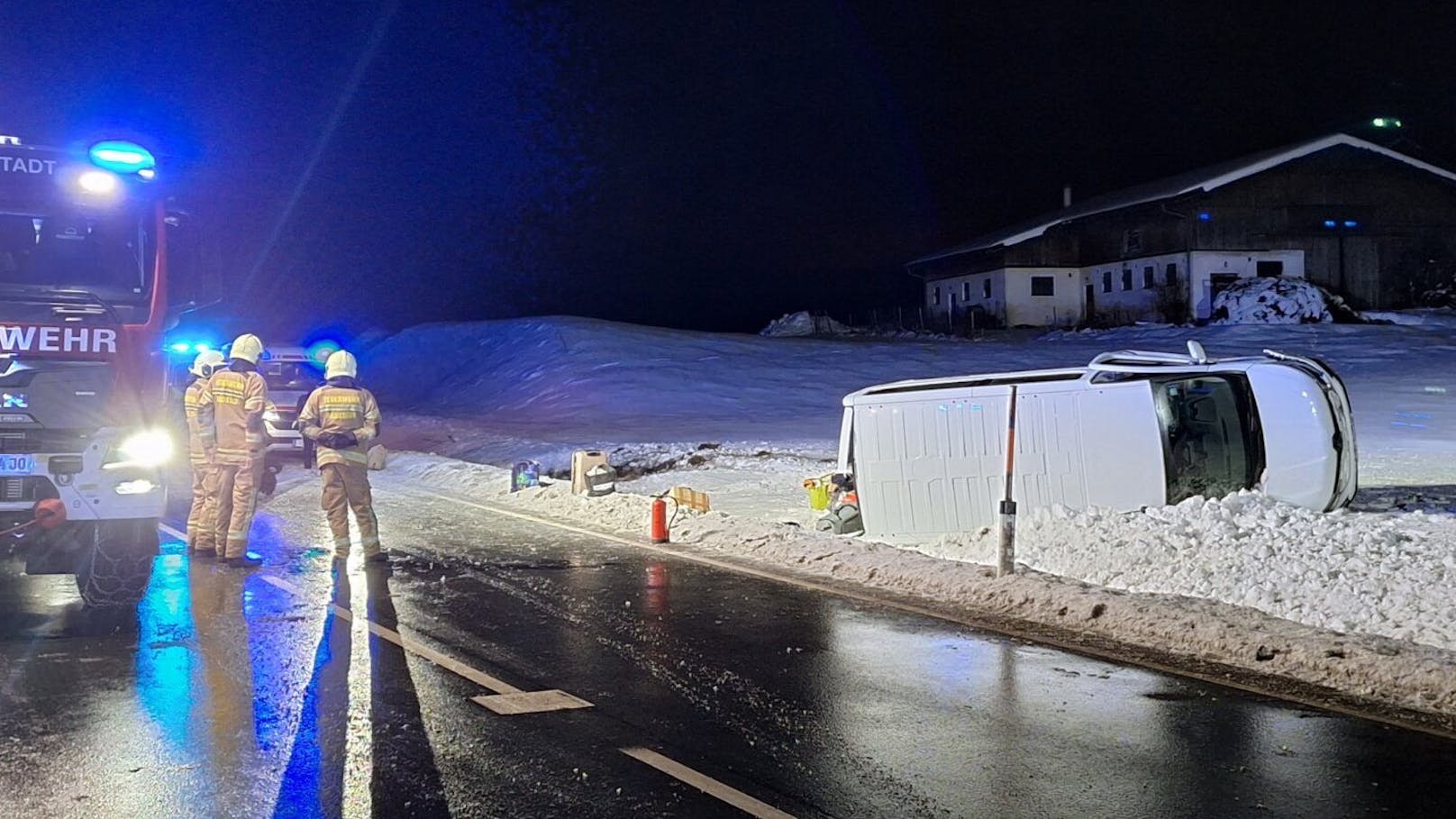 Riskantes Überholmanöver – 7 Verletzte in Kleinbus