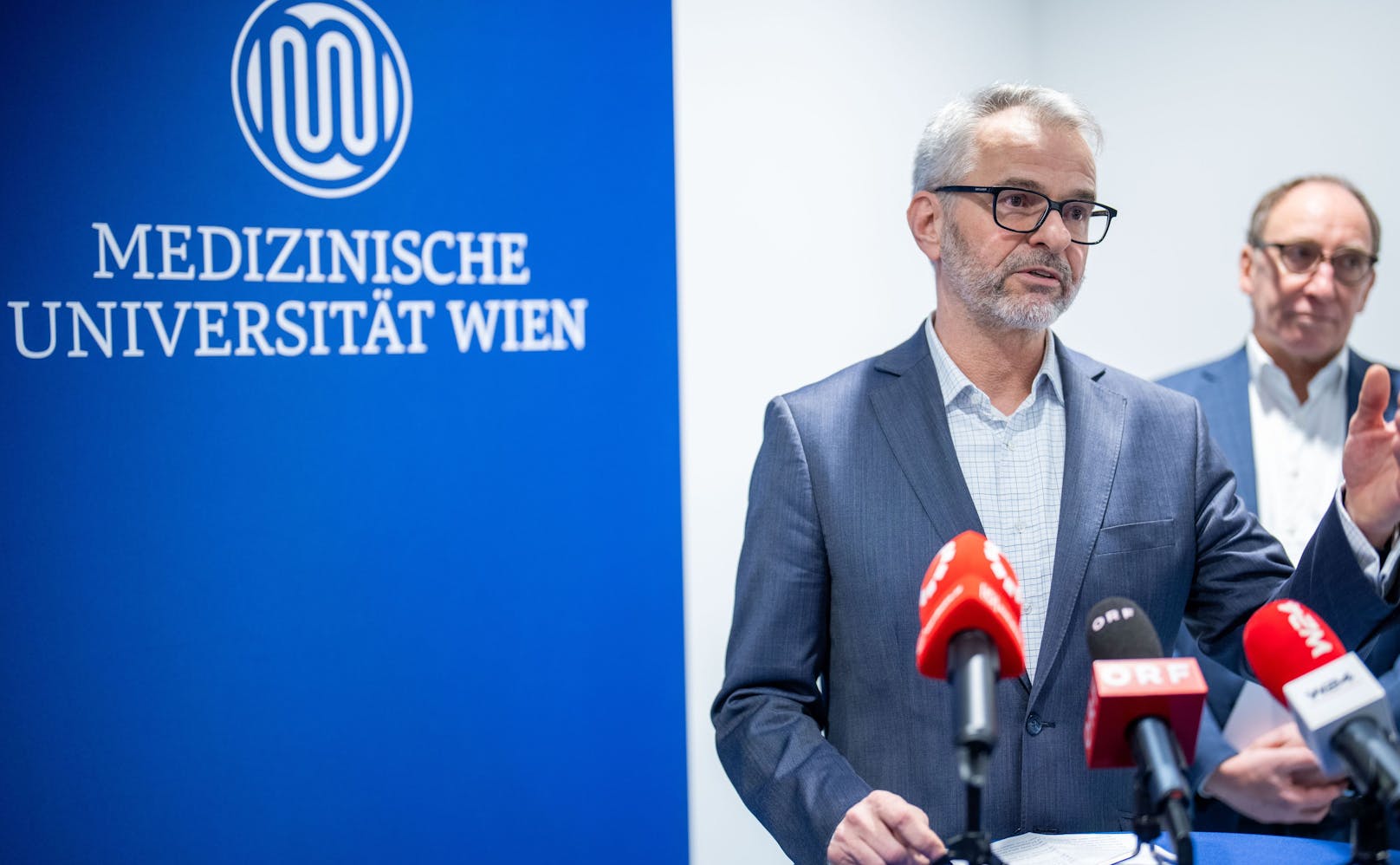 lnr.: Nikolaus Klupp (Zentrum für Gerichtsmedizin und Untersuchungsstelle für Gewaltbetroffene der MedUni Wien) und Gesundheitsminister Johannes Rauch betonten die Wichtigkeit der Stelle.