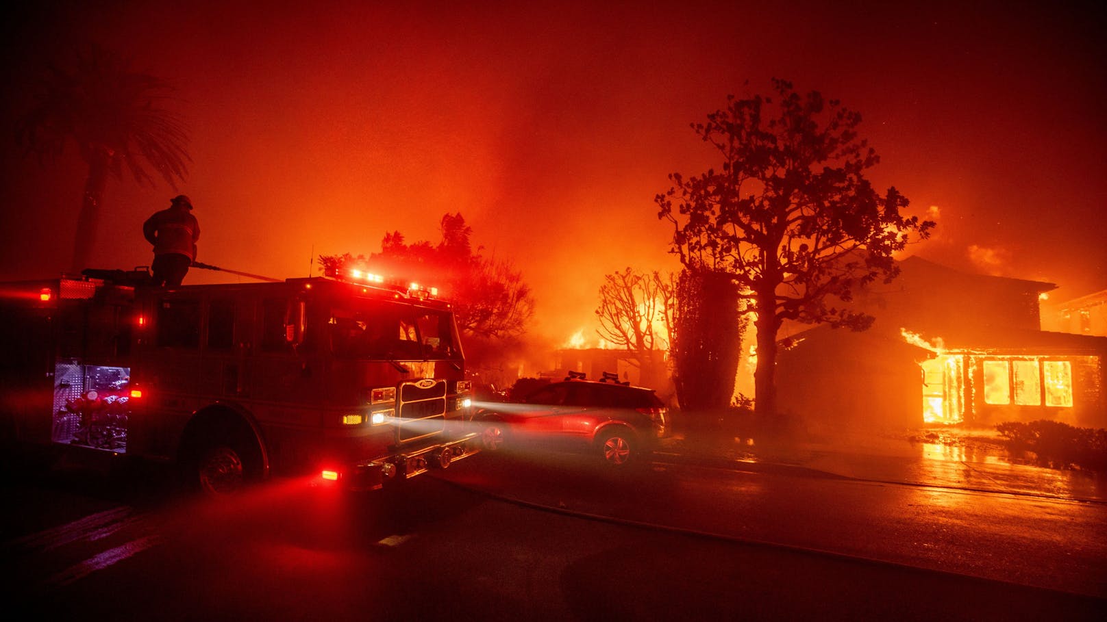 Zehntausende Menschen sind in Südkalifornien vor rasch um sich greifenden Flammen auf der Flucht.