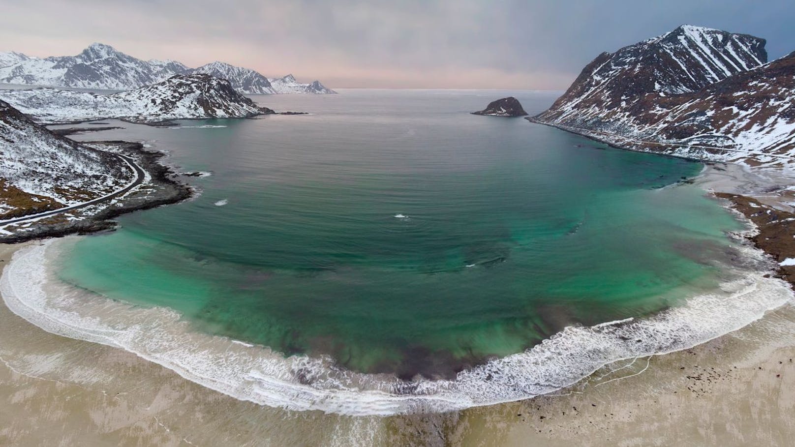 Am eisigen Haukland Beach kannst du im Winter wohl eher weniger baden, schön anzuschauen ist er trotzdem.