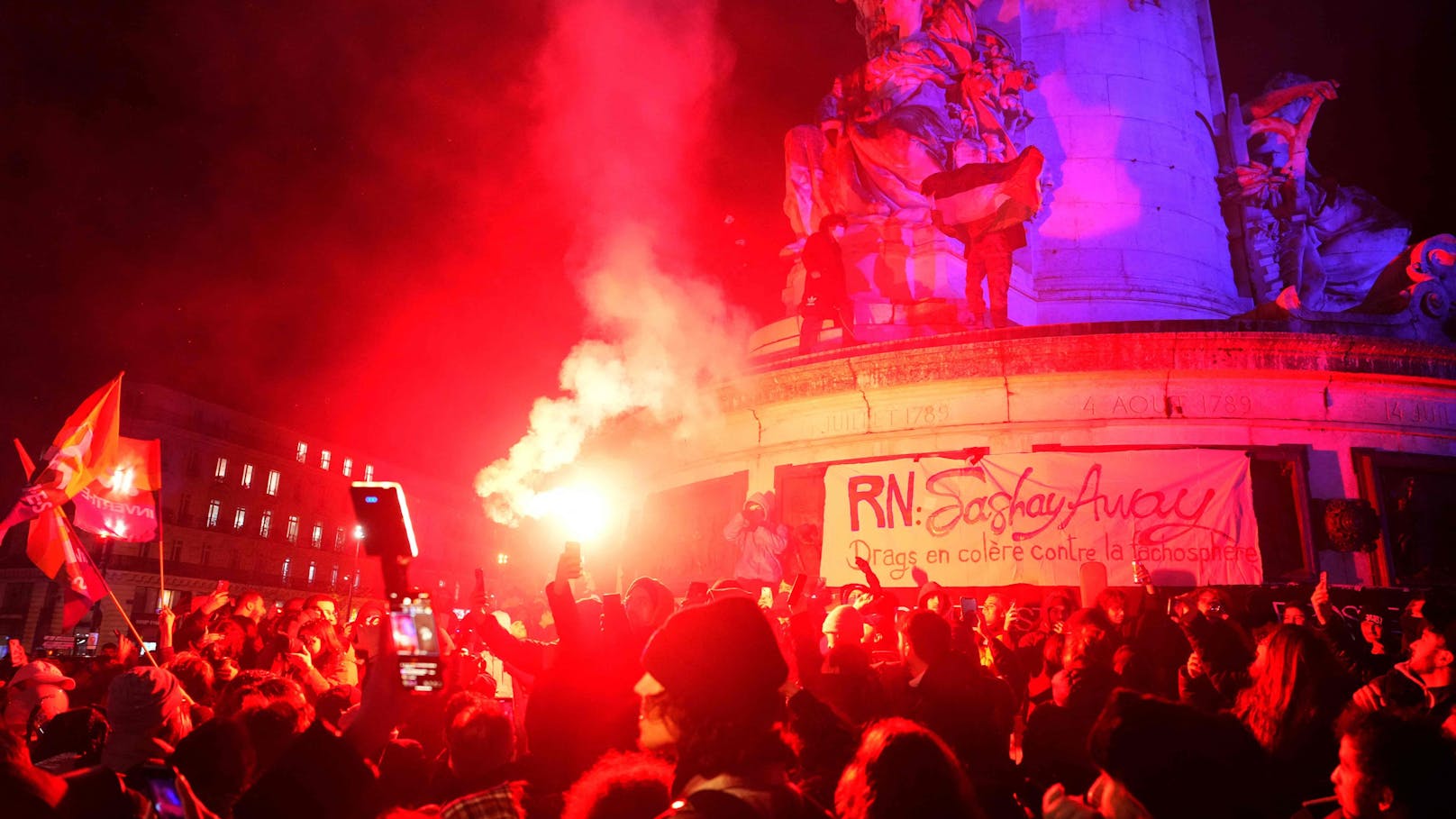 Rechtsextremist Le Pen tot – Jubel bei Demo in Paris