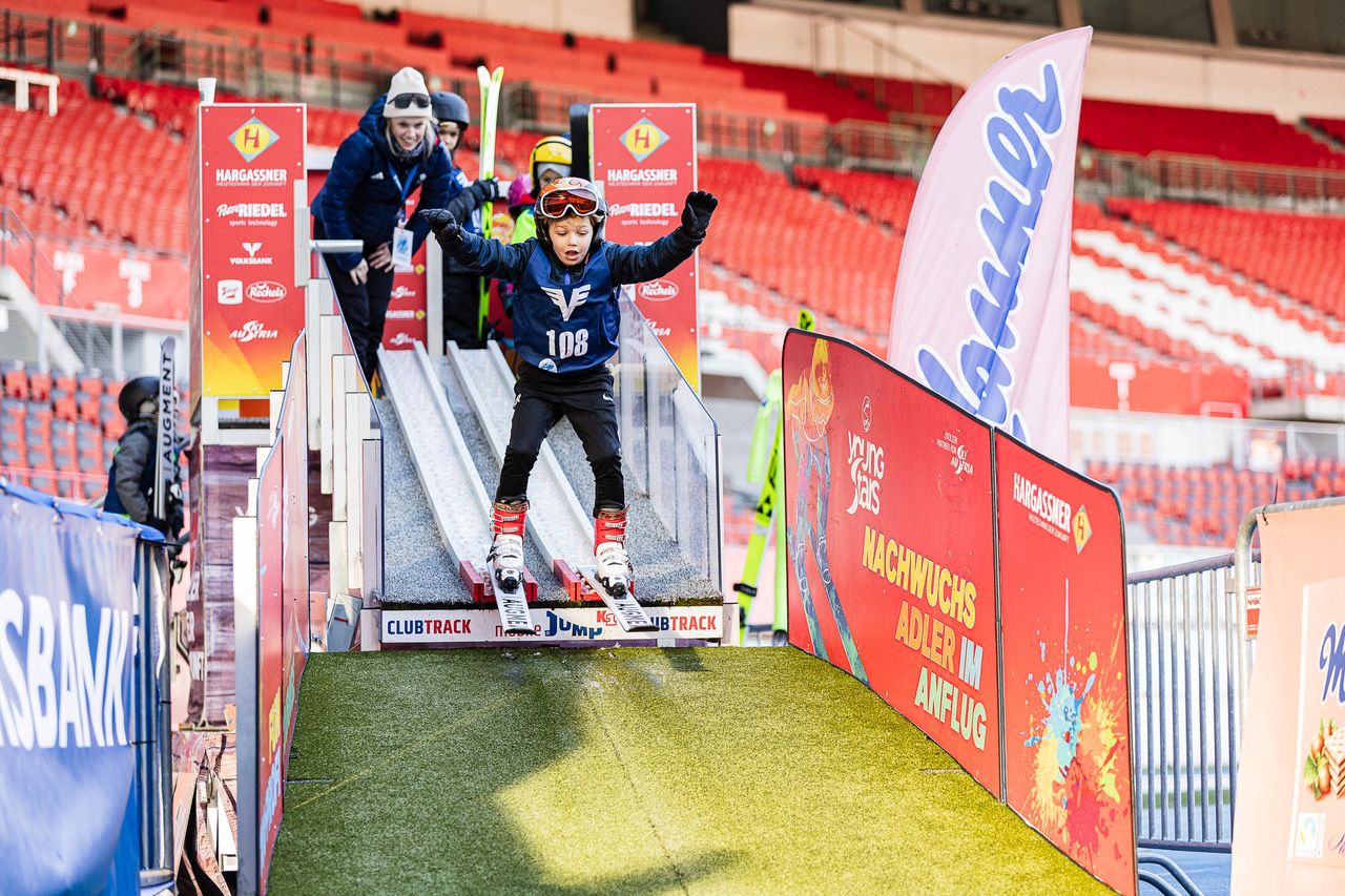 Kinder von sechs bis neun Jahren heben auf vier Schanzen in Wien ab.