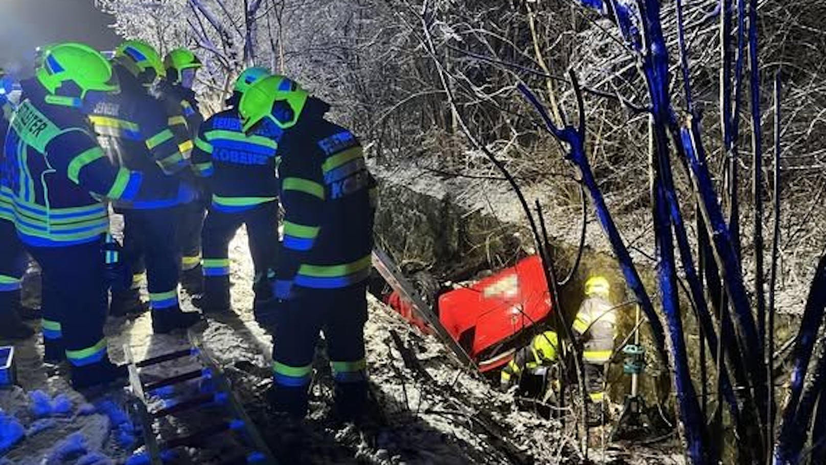 Pkw überschlug sich und landete in Bachbett