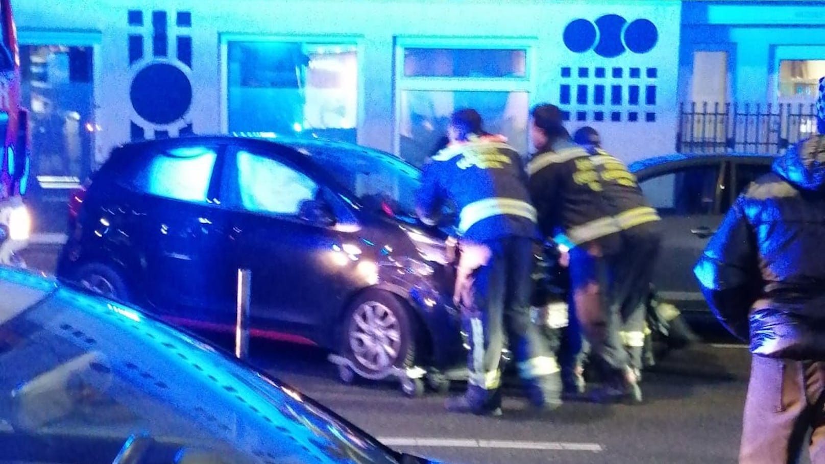 Die Wiener Berufsfeuerwehr entfernte das Unfallauto von der Fahrbahn.