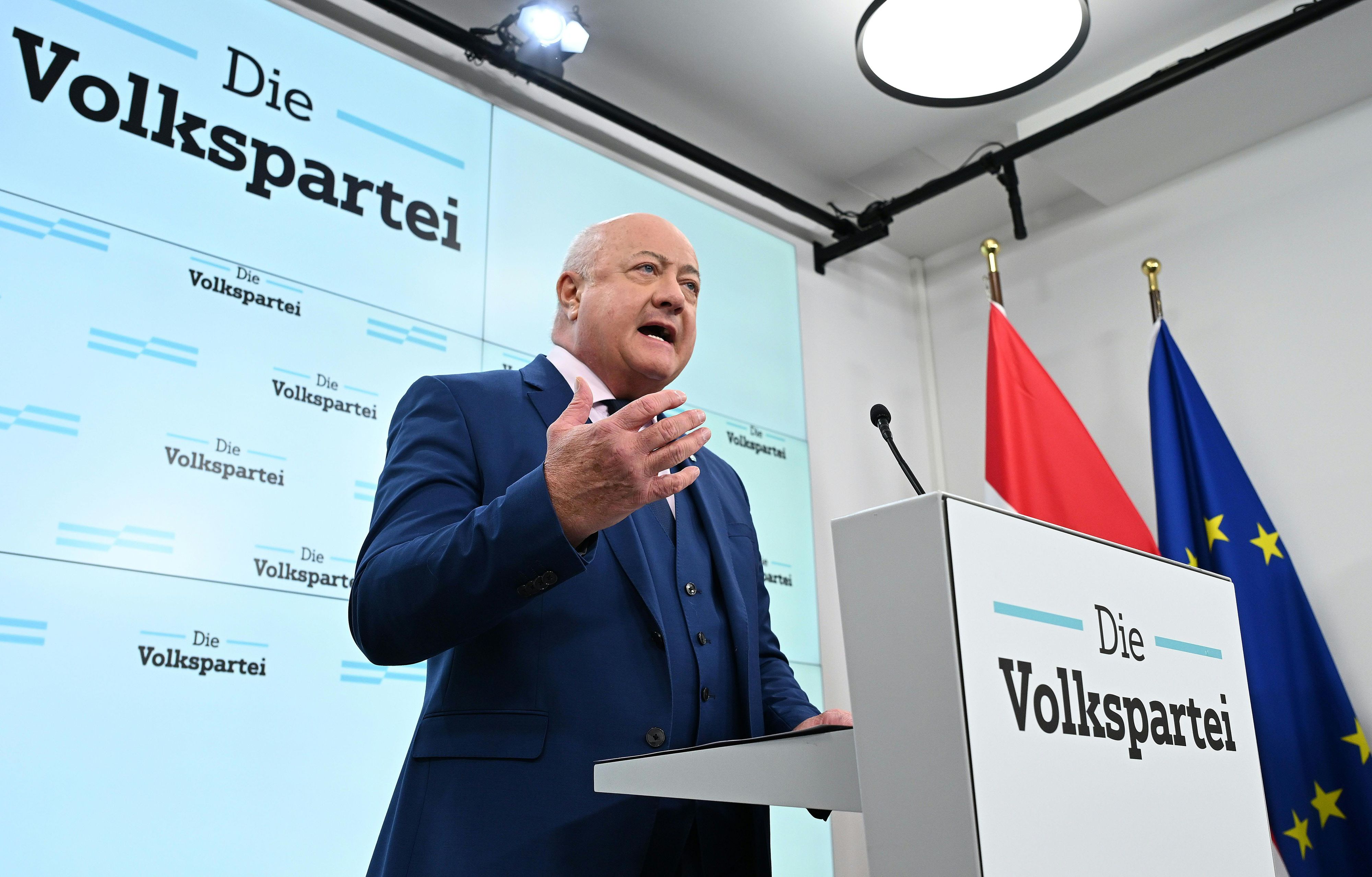 Christian Stocker und seine ÖVP treten in Koalitionsverhandlungen mit der FPÖ ein. 