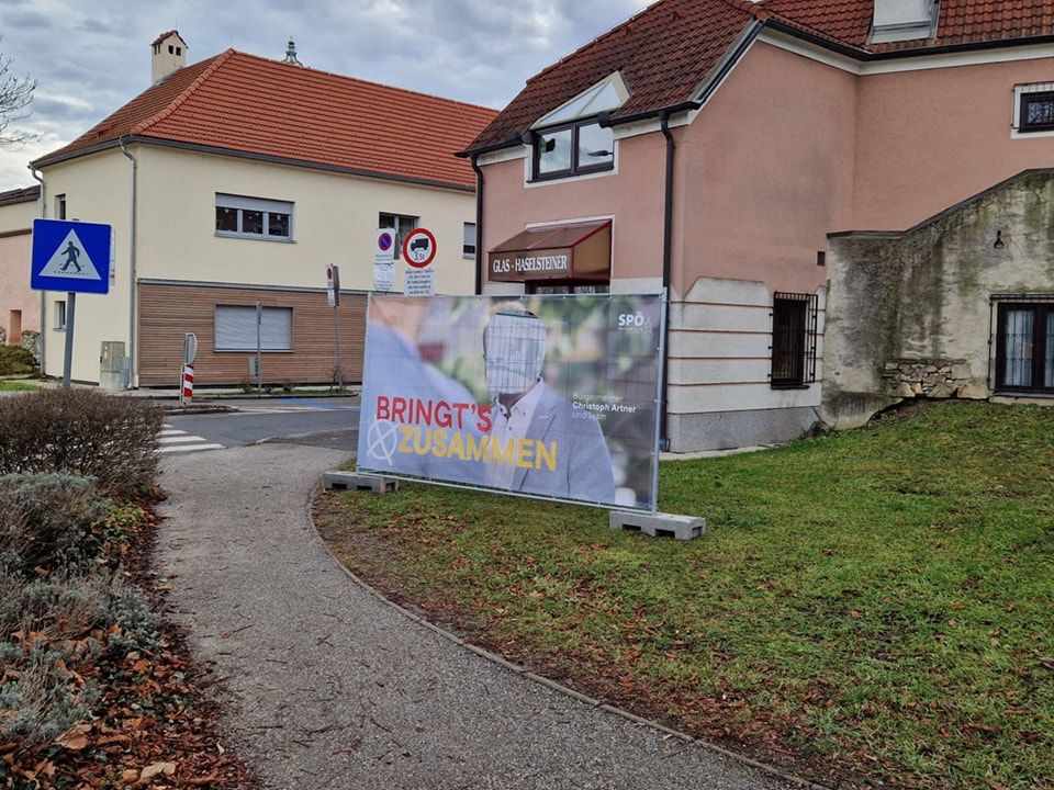 Der Kopf von SP-Bürgermeister Christoph Artner wurde aus dem Plakat geschnitten. Später wurde es am Friedhof gefunden.