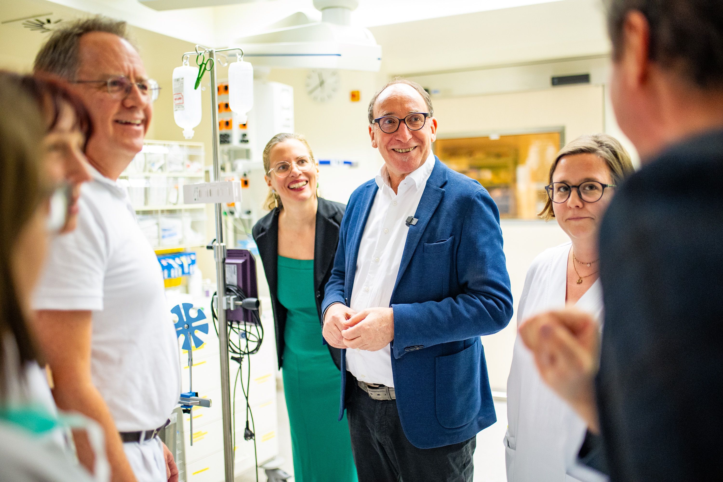 Gesundheitsminister Rauch mit Landeschefin Anja Haider-Wallner (links, in grün) bei den Barmherzigen Brüdern in Eisenstadt