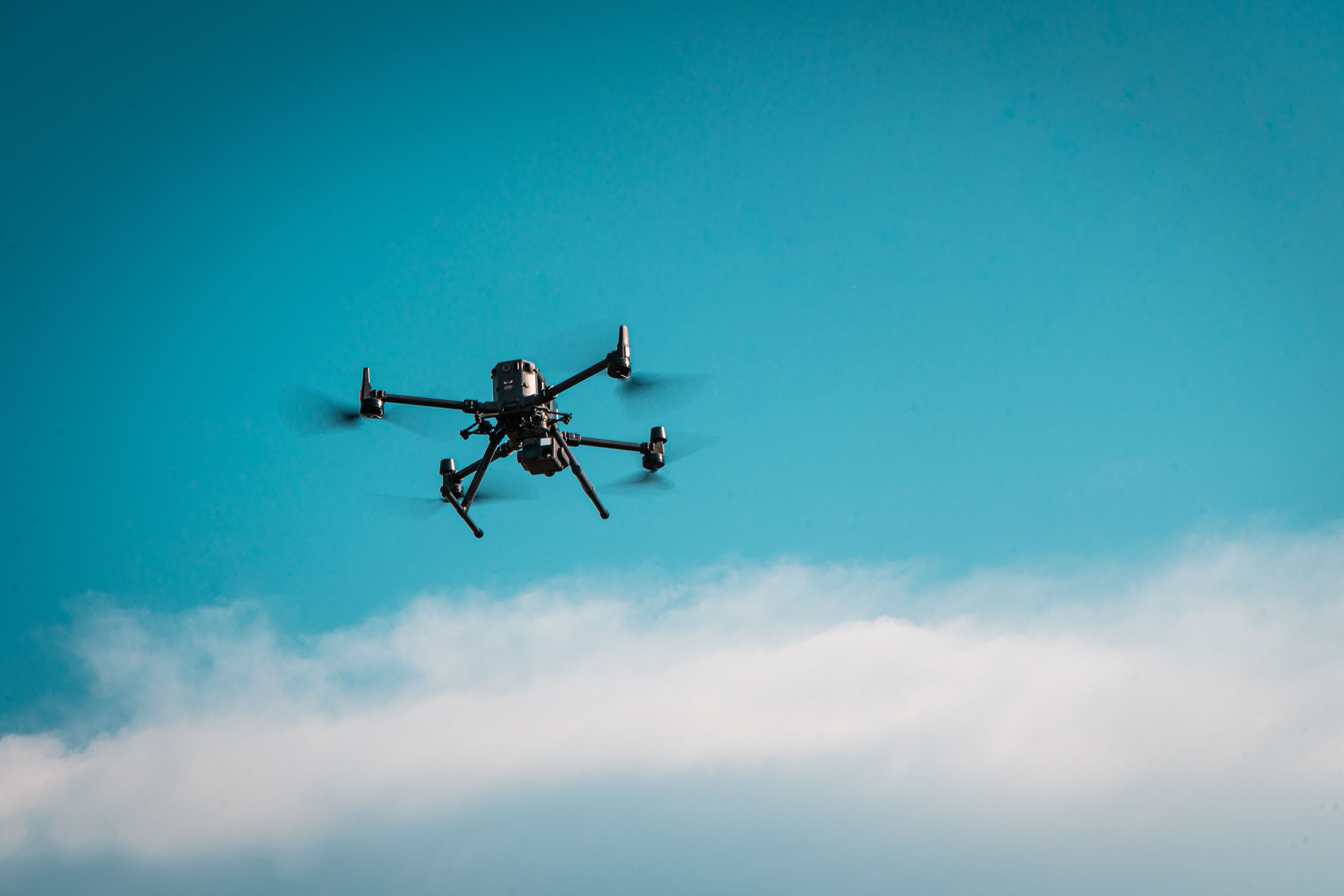 Bei der Suche nach dem 73-Jährigen kam eine Drohne zum Einsatz. (Symbolbild)