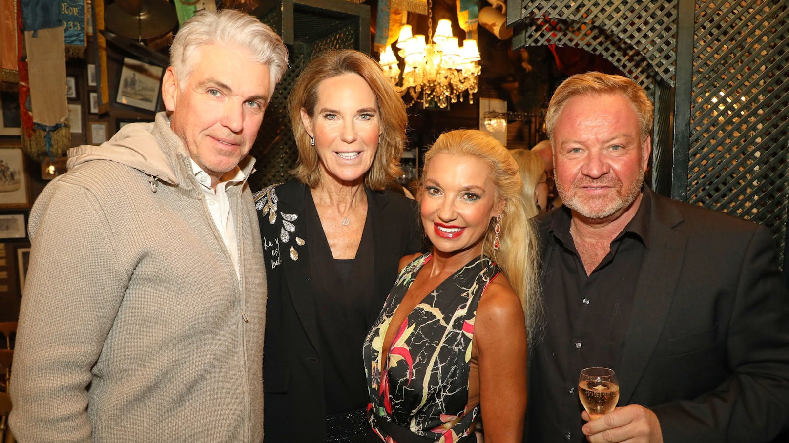 Alexander Beza, Kathi Stumpf, Leila Strahl und Marcus Strahl schauen beim Neujahrsempfang im Marchfelderhof auch vorbei.