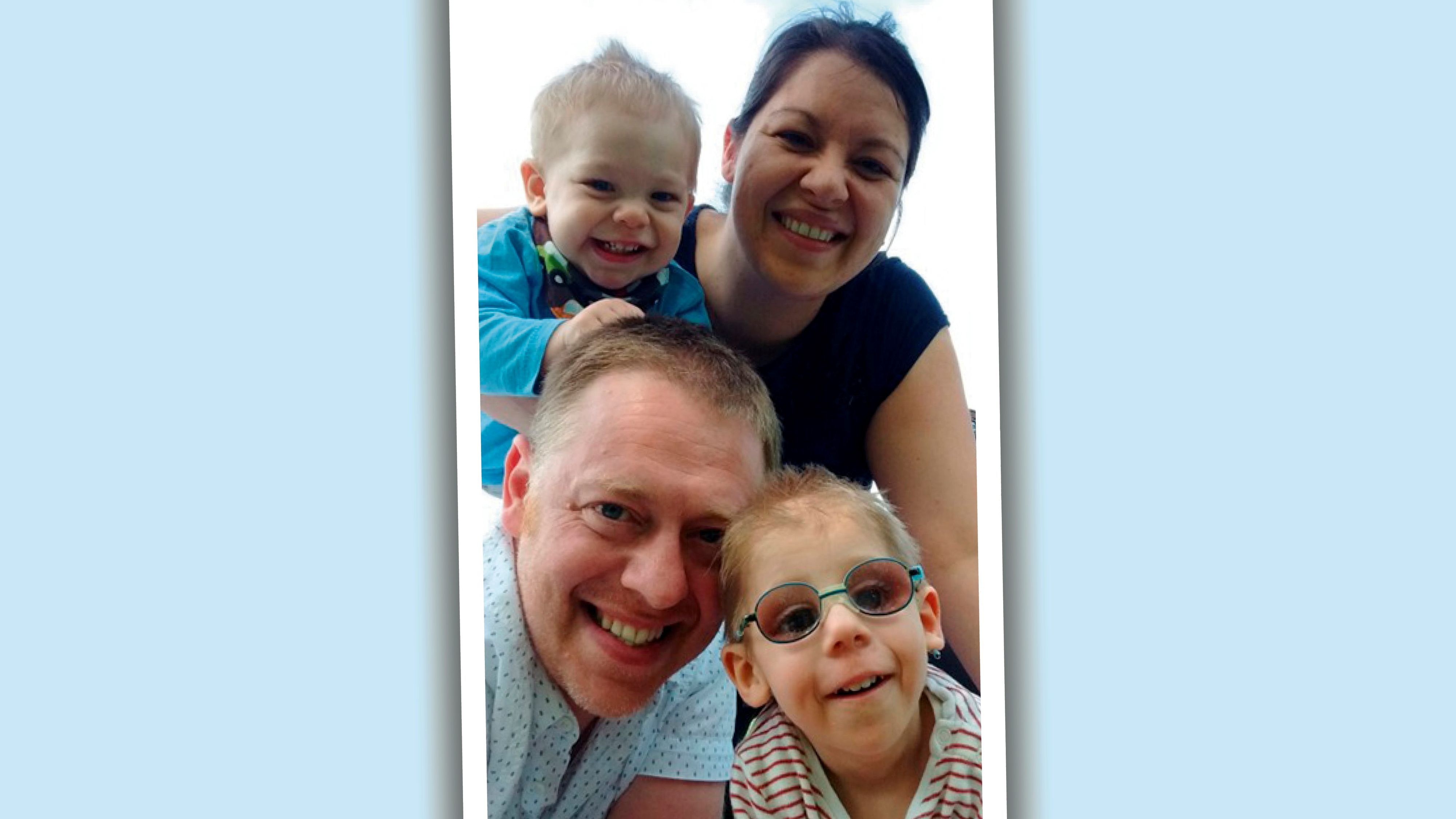 Lawrence (unten rechts) mit seiner Familie - er verstarb vor zwei Jahren.