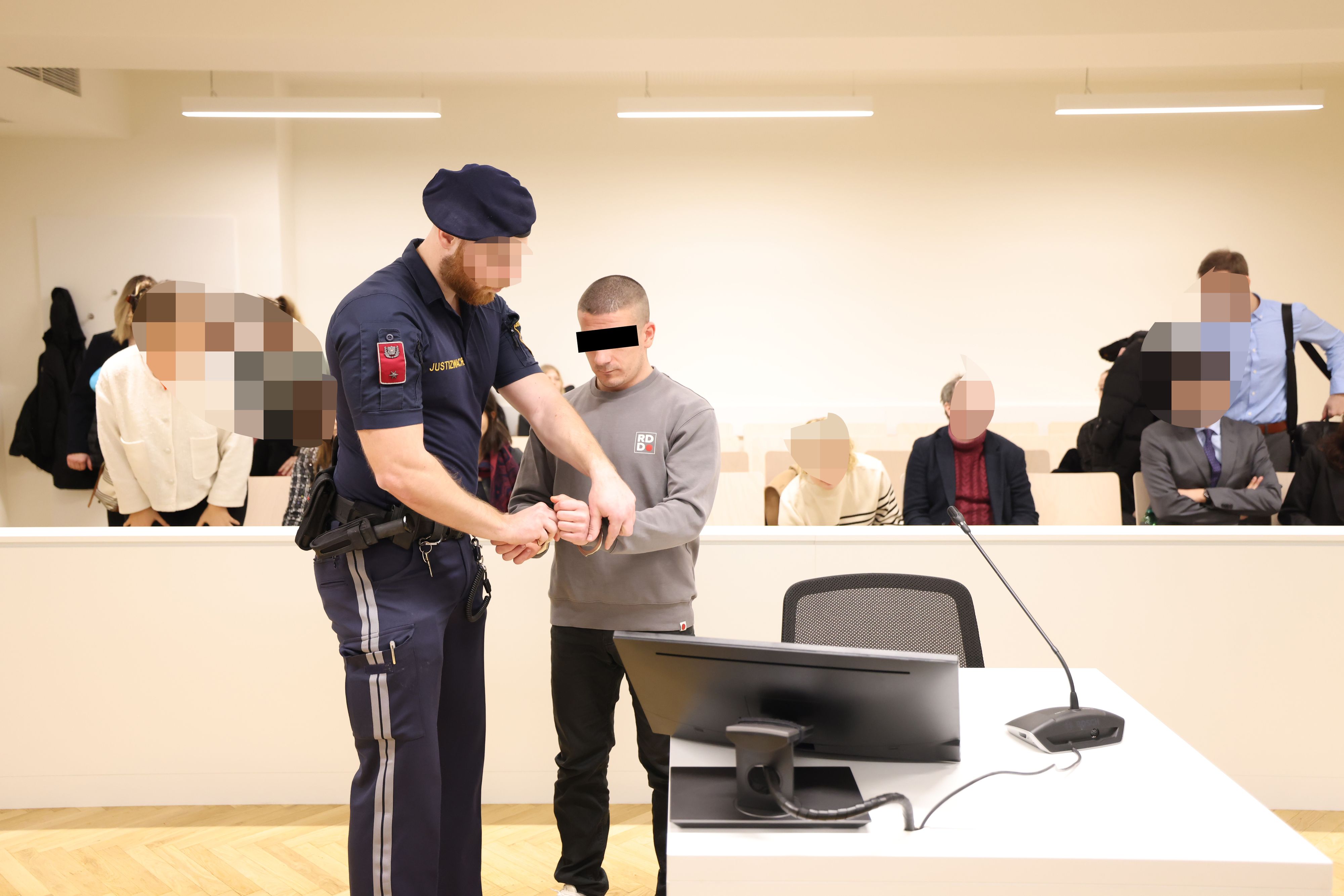 Serbe schlug mit Hammer auf zwei Bekannte ein. 