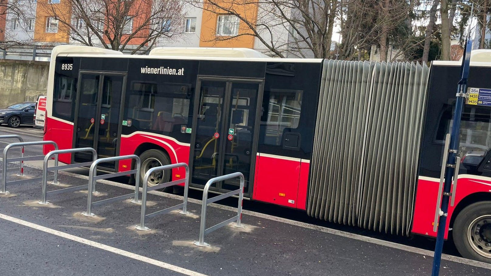 Radständer an Bushaltestelle: Sie waren falsch montiert