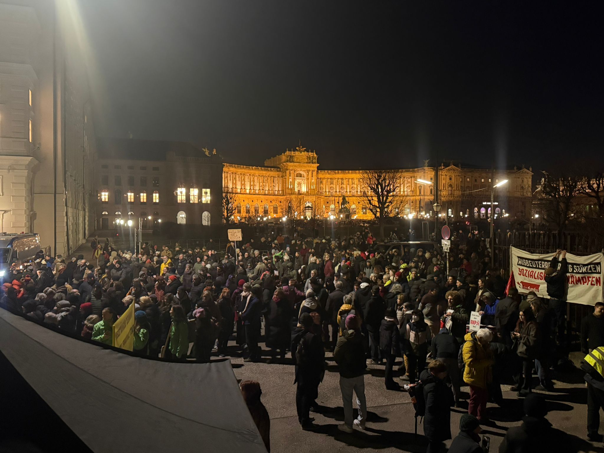 Tausende Demonstranten versammelten sich bereits vor 18 Uhr vor dem Ballhausplatz.