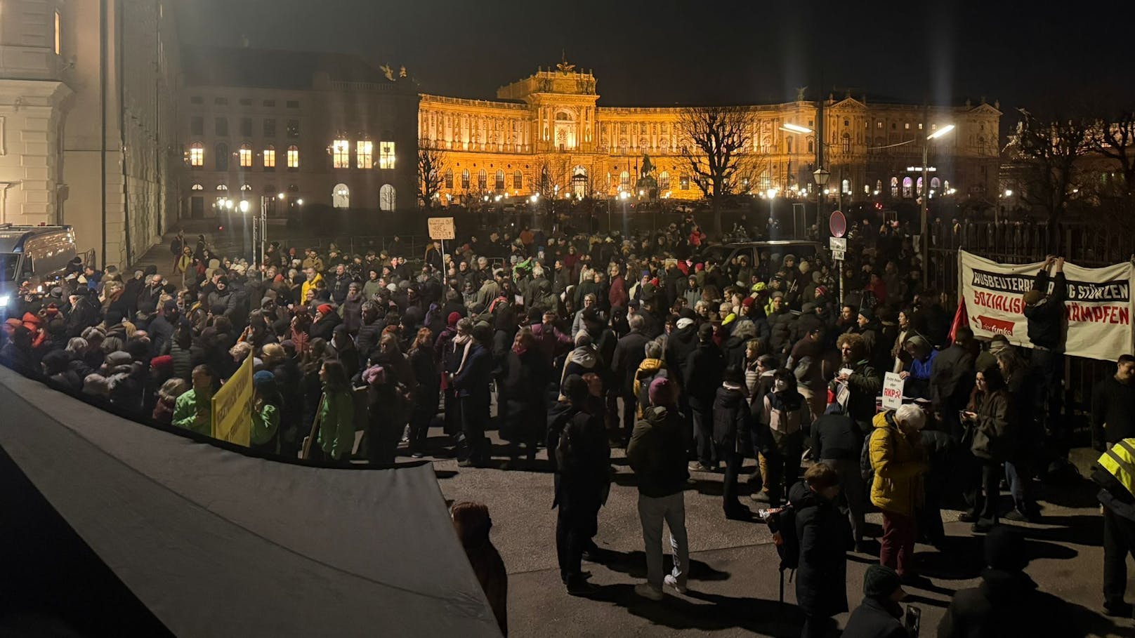 Autofahrer sollten am Donnerstagnachmittag die Wiener City meiden. Tausende Wiener wollen gegen die FPÖ und den möglichen Kanzler Kickl protestieren.