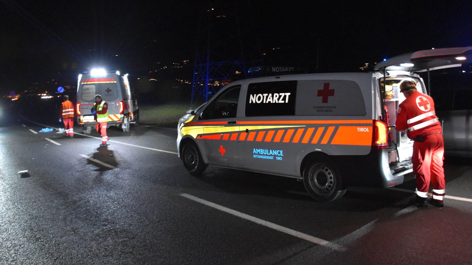 Er wurde vom Notarzthubschrauber in die Klinik Innsbruck geflogen. Der Pkw-Lenker und seine drei Insassen blieben unverletzt.