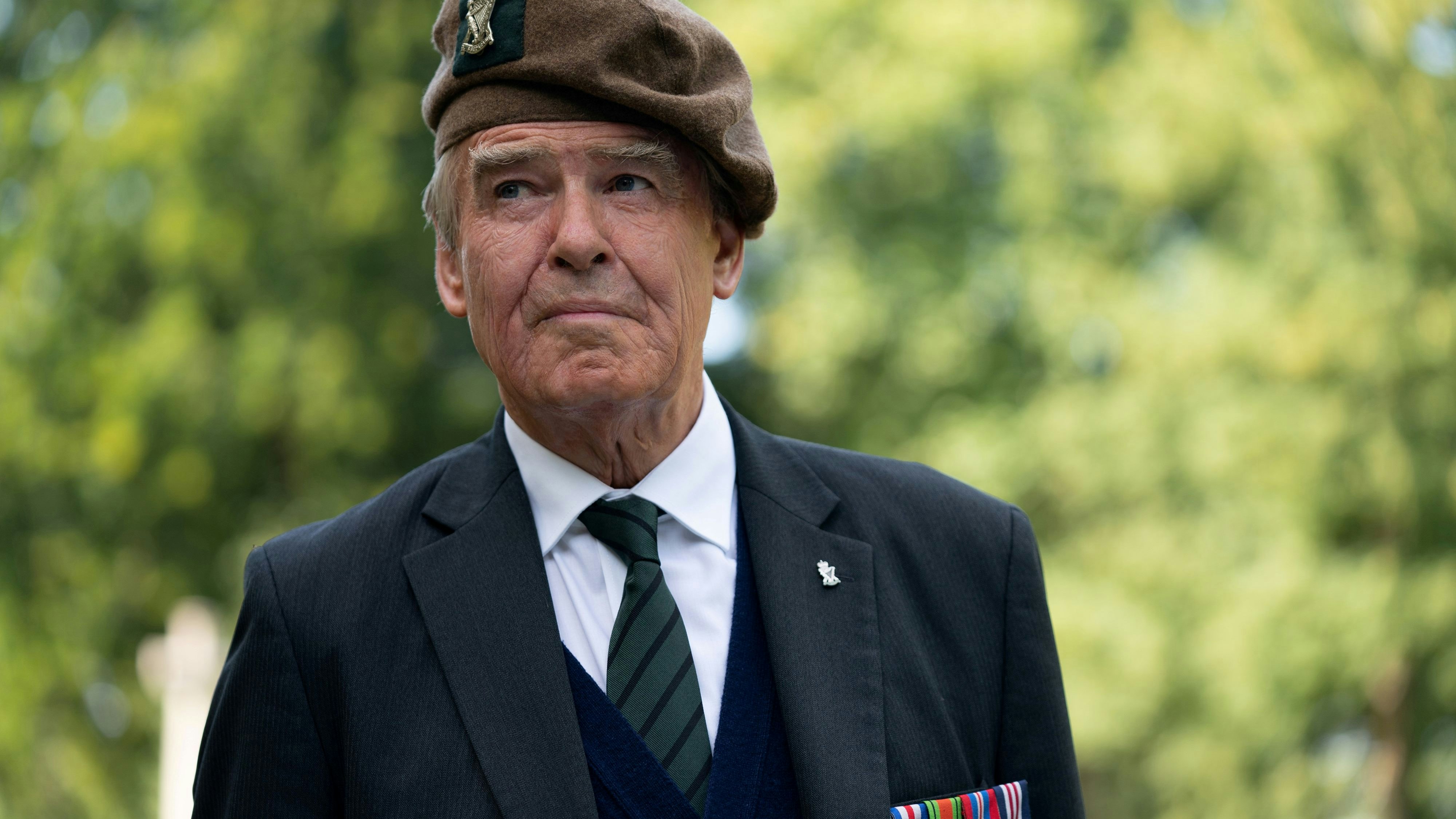 So fit und fesch möchte man mit 92 noch aussehen: Pierce Brosnan (beim Film-Dreh knackige 69) wurde für "The Last Rifleman" auf ein Alter von 92 geschminkt