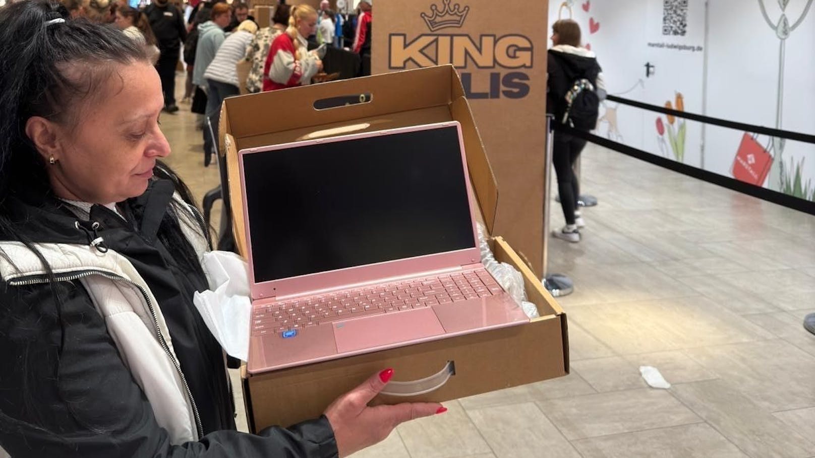 Diese Dame staubten einen nagelneuen Laptop ab.